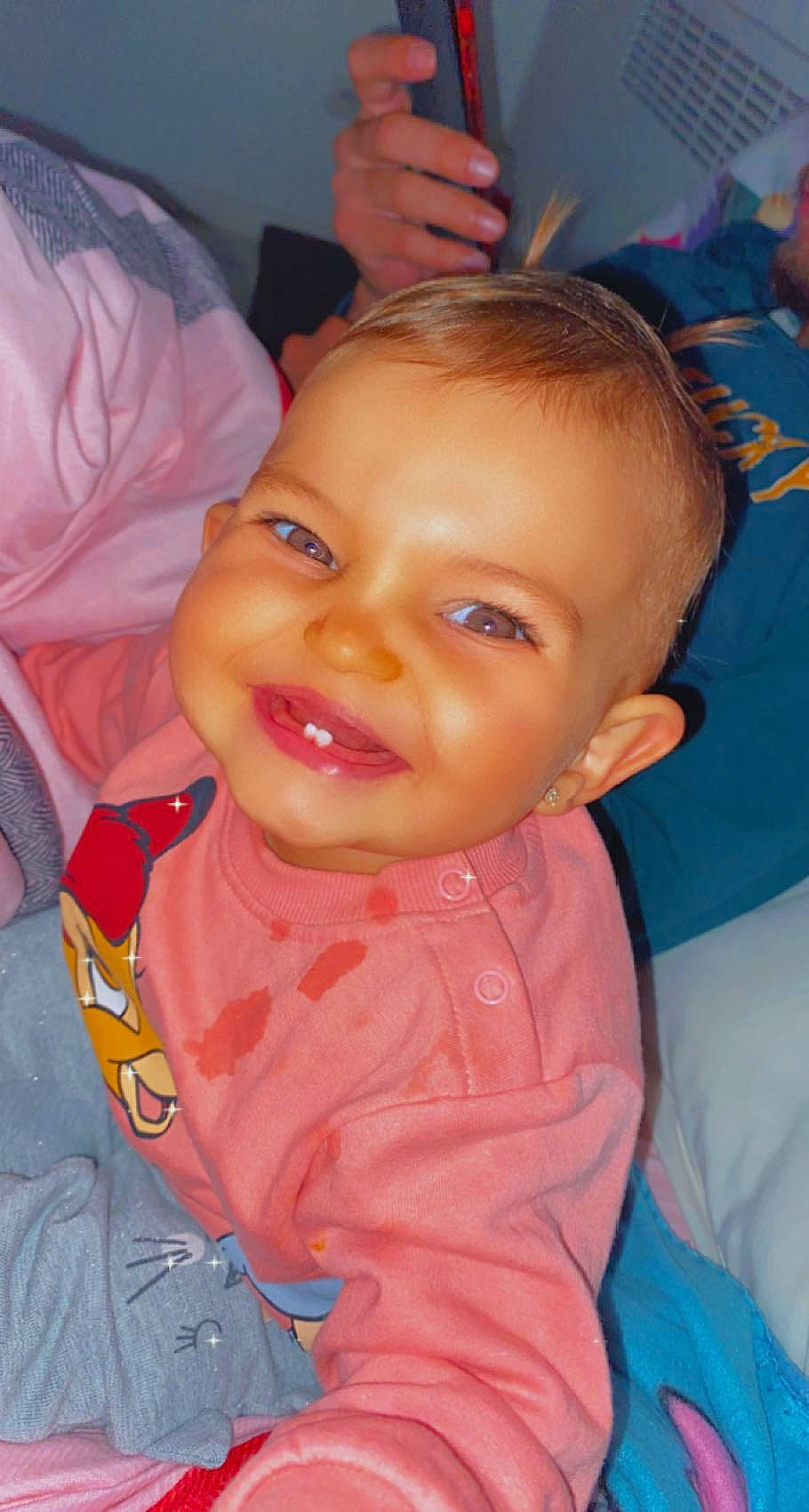 Tayssia participe au concours pour gagner de l'argent avec cette photo : cheek, chin, ear, eye, eyebrow, eyelash, forehead, gesture, happy, head, iris, joy, lip, mouth, nose, orange, person, pink, skin, sleeve