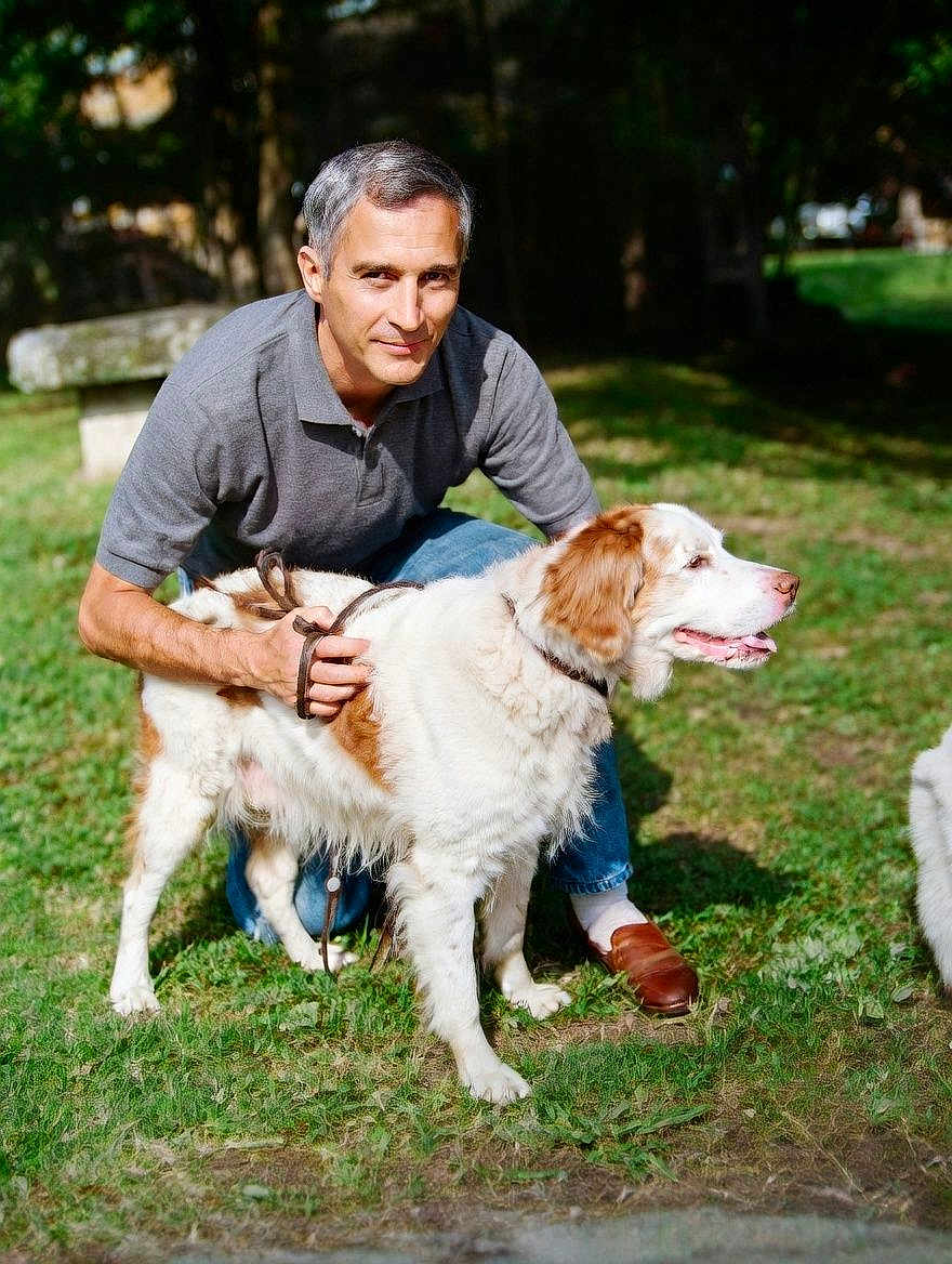 Pomm a rejoint le concours — aidez-le/la à gagner de superbes lots ! man, dog, pet, leash, grass, park, bench, smile, portrait, outdoor, sunlight, gray_hair, polo_shirt, jeans, brown_shoes, kneeling, happy, canine, owner, animal