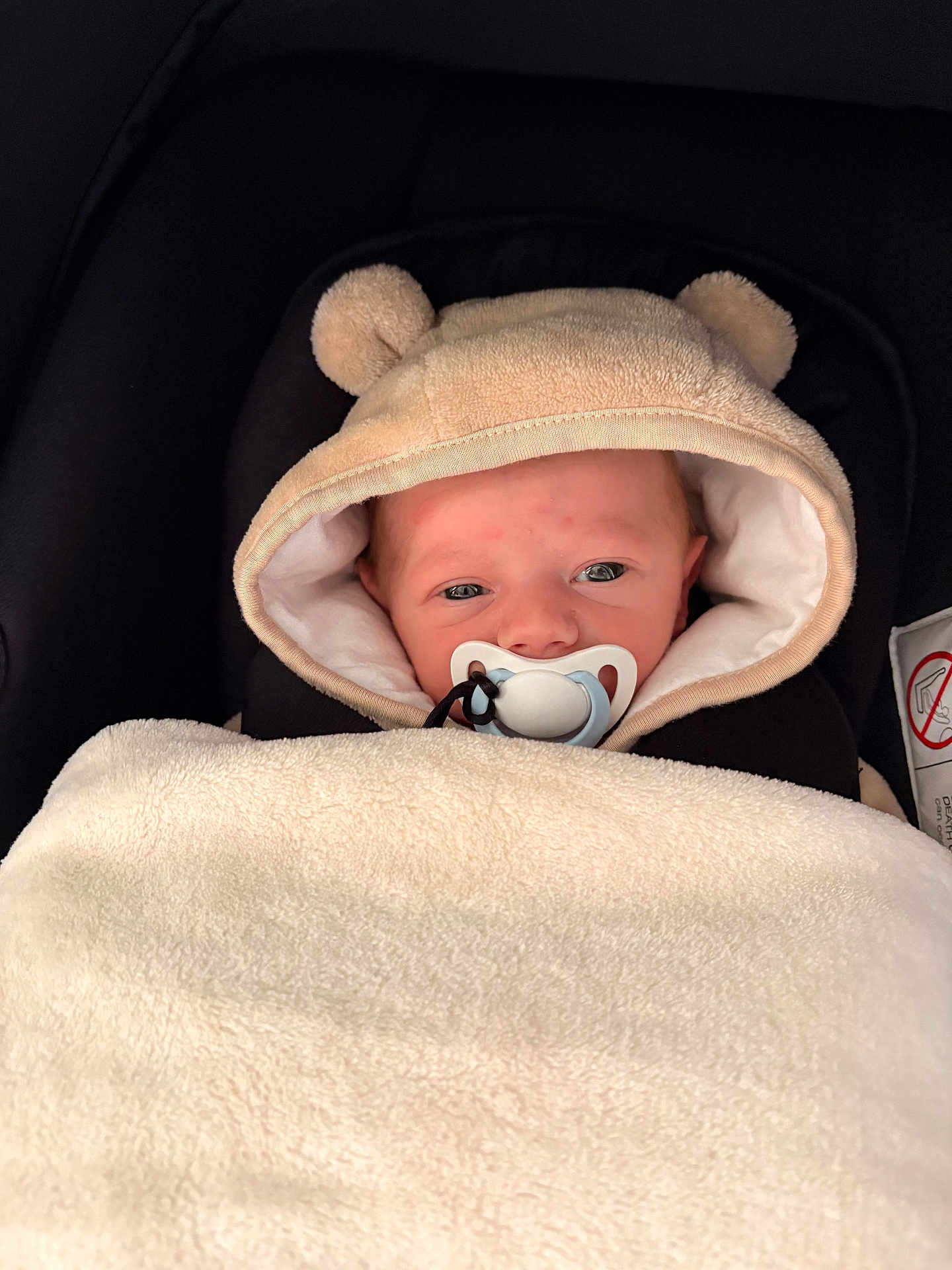 Ynazio participe au concours pour gagner de l'argent avec cette photo : baby, babywear, blanket, bundle, car_seat, child, clothing, comfort, cute, ears, face, hood, indoor, infant, newborn, pacifier, portrait, rest, soft, warm