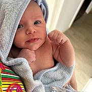 Zayn a rejoint le concours — aidez-le/la à gagner de superbes lots ! baby, infant, towel, wrapped, fist, skin, cute, portrait, person, indoor, closeup, newborn, soft, expression, head, face, hand, colorful, striped, fabric