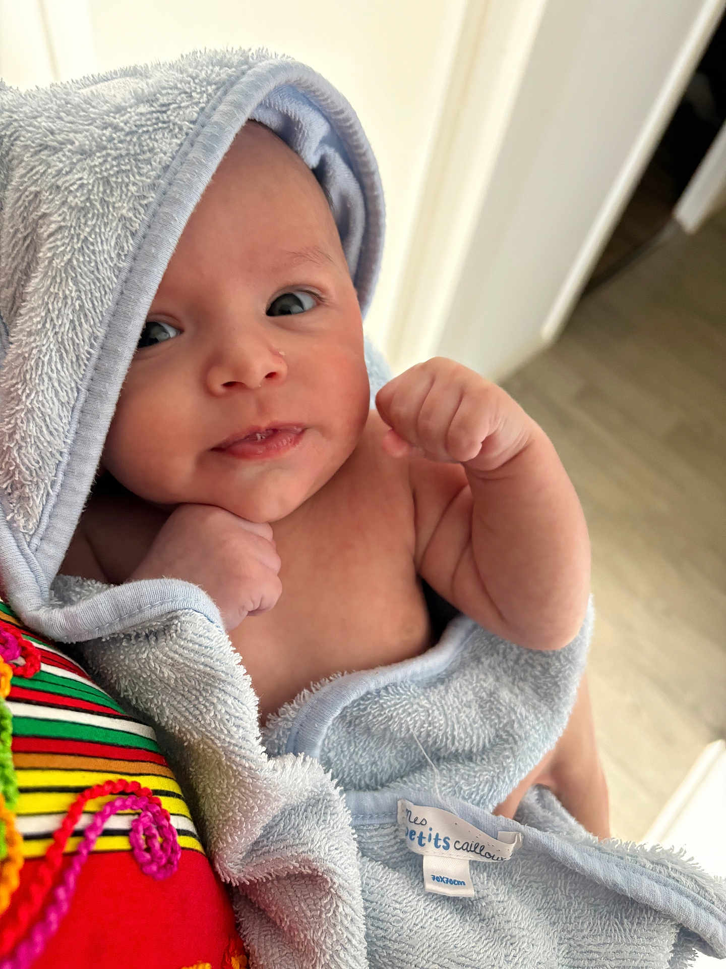 Zayn a rejoint le concours — aidez-le/la à gagner de superbes lots ! baby, infant, towel, wrapped, fist, skin, cute, portrait, person, indoor, closeup, newborn, soft, expression, head, face, hand, colorful, striped, fabric