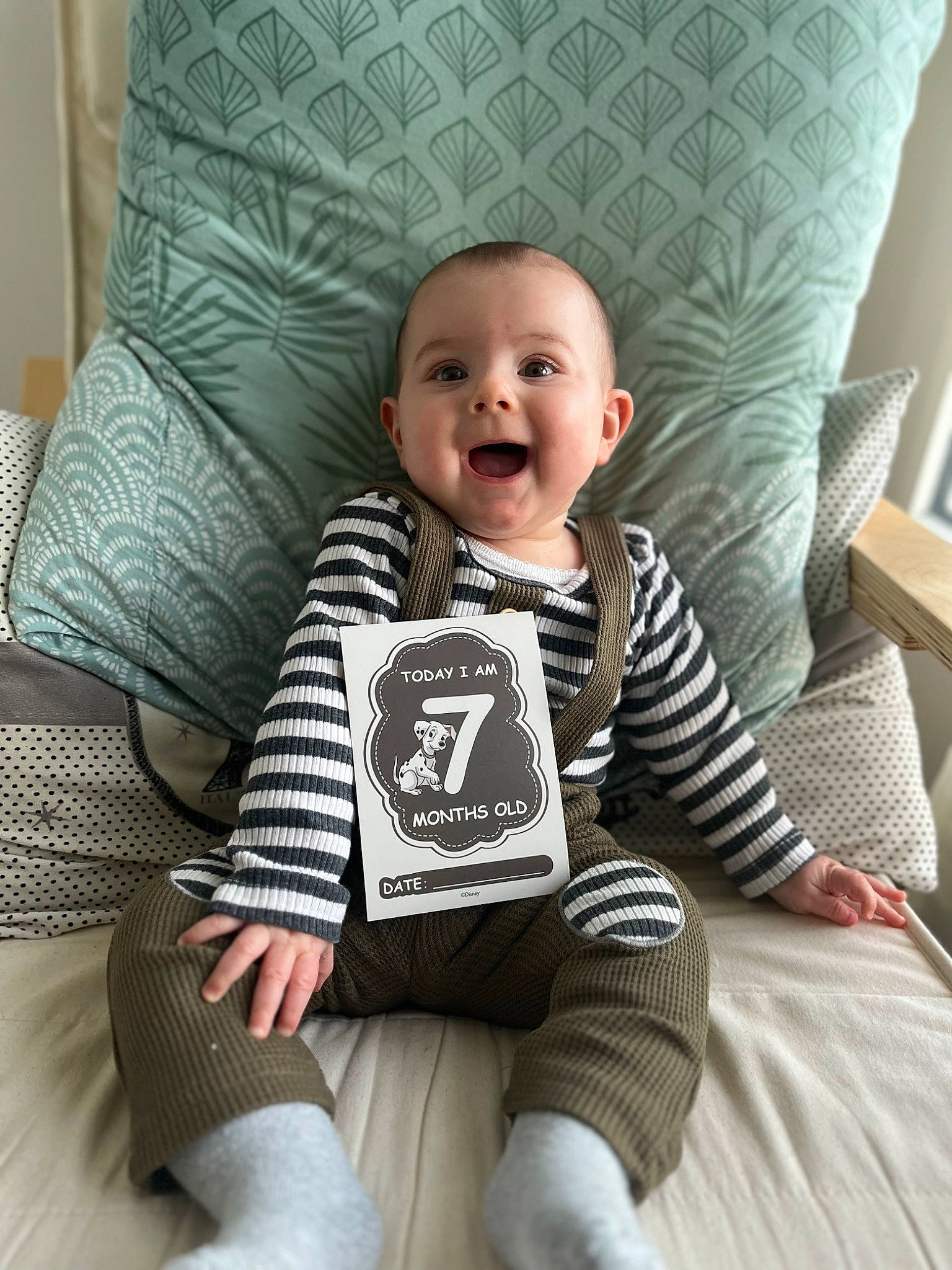Rafaël a rejoint le concours — aidez-le/la à gagner de superbes lots ! baby_toddler_clothing, beauty, child, comfort, couch, floor, flooring, happy, human_leg, knee, linens, living_room, person, product, sitting, sleeve, smile, t_shirt, textile, thigh