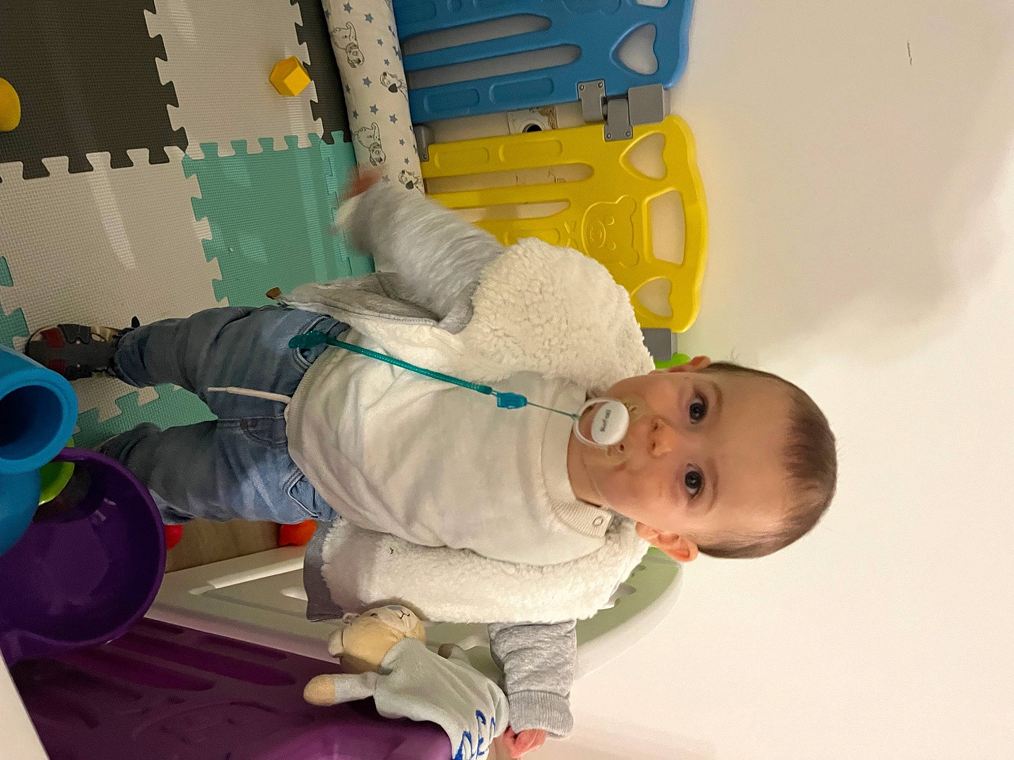 Rafaël a rejoint le concours — aidez-le/la à gagner de superbes lots ! art, baby, baby_products, baby_safety, baby_toddler_clothing, baby_toys, bed, child, comfort, fun, person, play, room, sitting, toddler