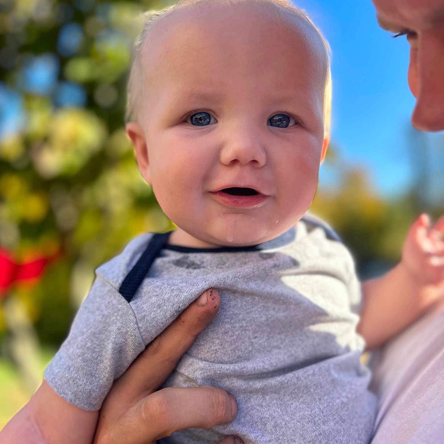 Xavier is registered to the contest to win money with this photo: adult, baby, babylaughing, blonde, bodypart, clothing, face, female, finger, hair, hand, happy, head, newborn, person, photography, portrait, smile, t_shirt, woman