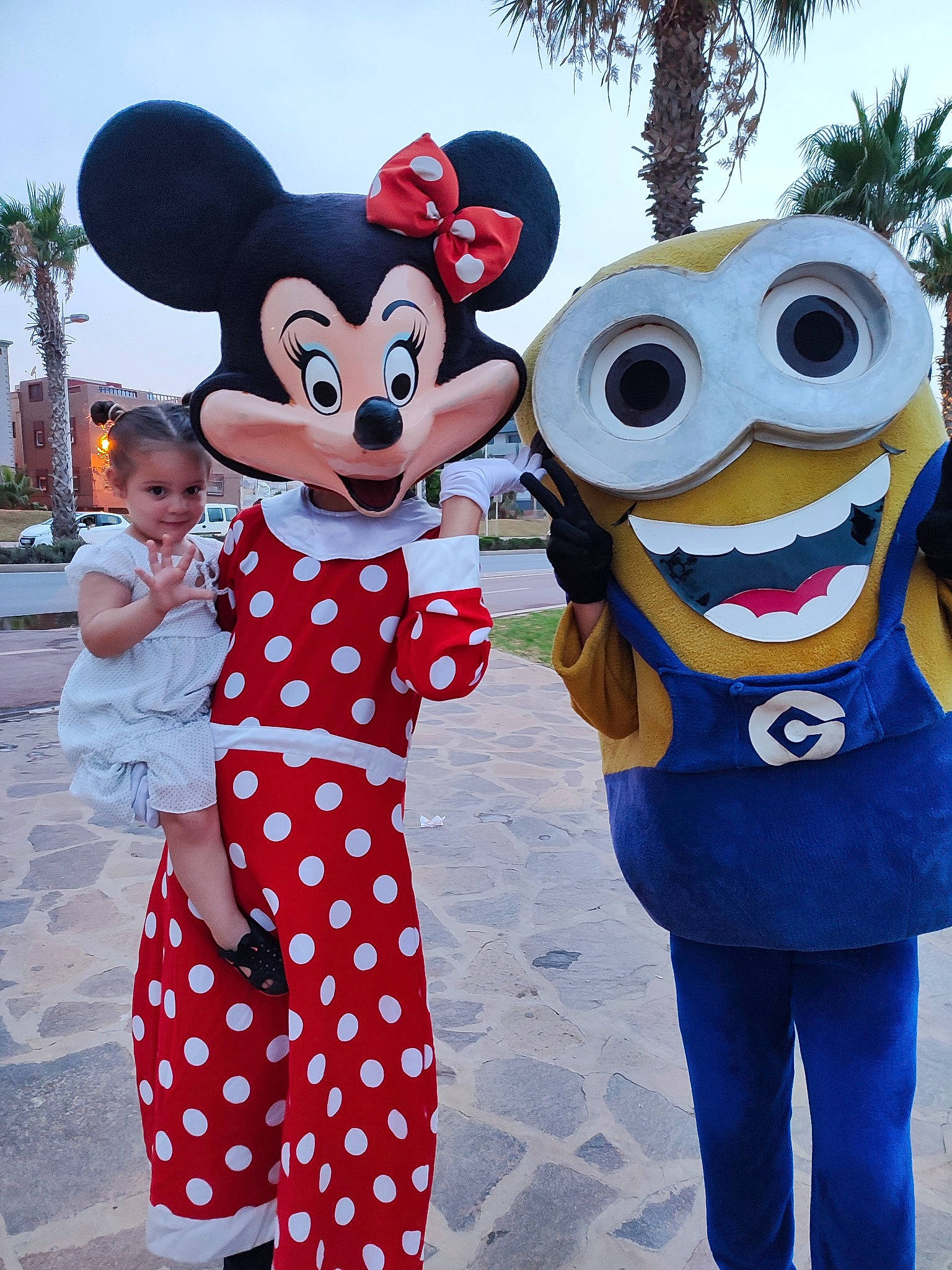 Aya a rejoint le concours — aidez-le/la à gagner de superbes lots ! cartoon, costume, event, facial_expression, friendship, fun, gesture, happy, hat, interaction, joy, leisure, mascot, person, recreation, sky, smile, snapshot, textile, travel