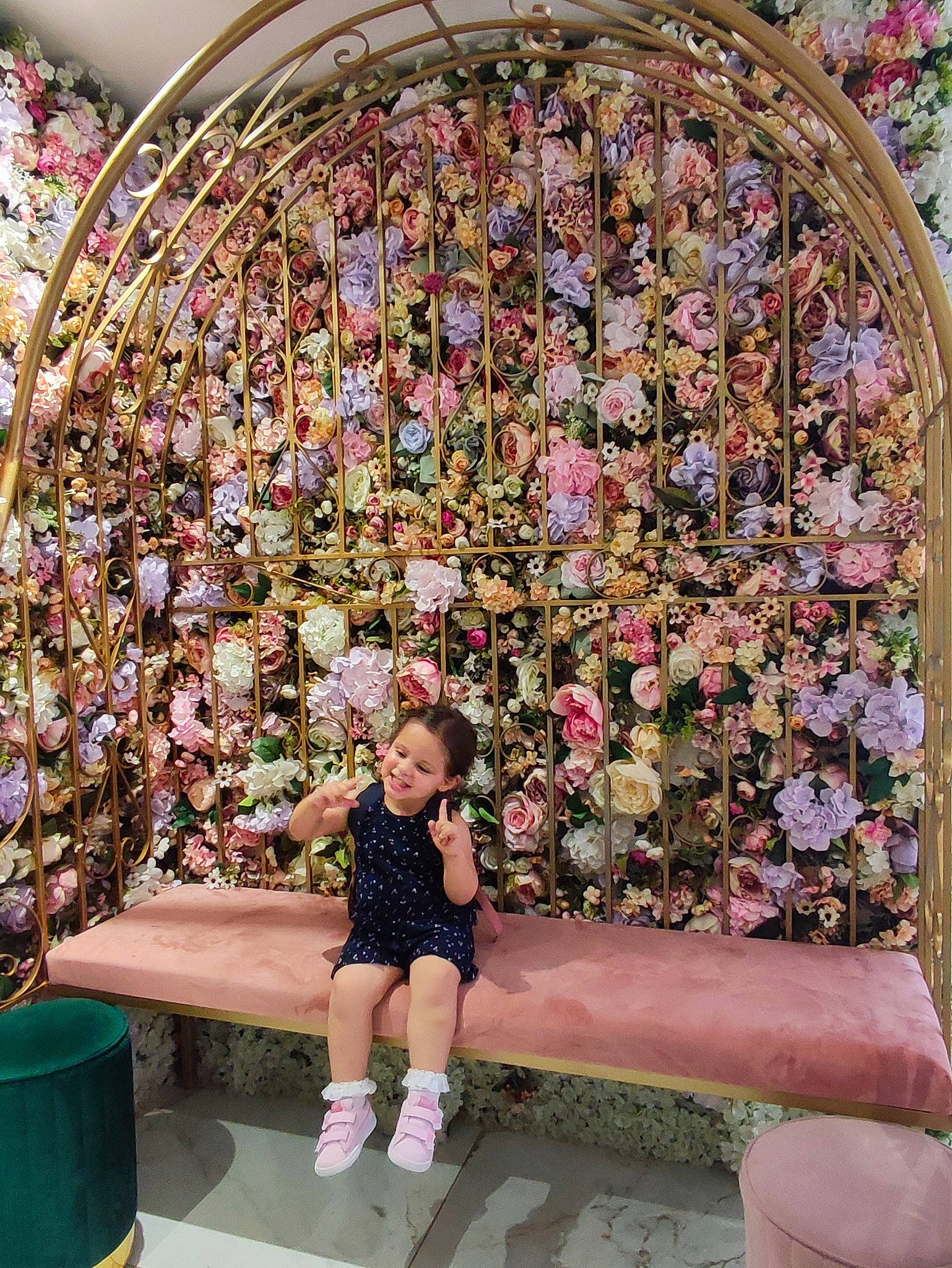 Aya a rejoint le concours — aidez-le/la à gagner de superbes lots ! arch, art, beauty, bench, boot, botany, event, floral_design, flower, flower_arranging, glass, leisure, pattern, person, petal, pink, plant, shorts, spring, toddler