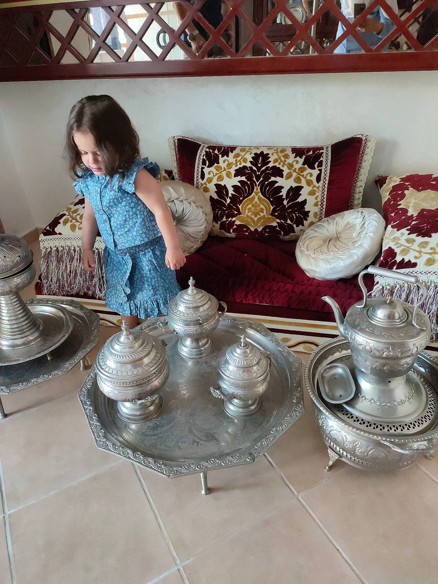 Aya a rejoint le concours — aidez-le/la à gagner de superbes lots ! dishware, dress, drinkware, event, flooring, furniture, interior_design, kitchen_appliance, linens, living_room, pattern, person, plate, porcelain, serveware, table, tablecloth, tableware, textile, toddler