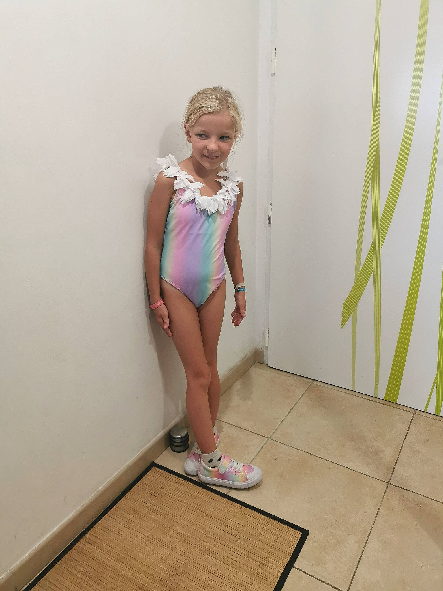 Jonell participe au concours pour gagner de l'argent avec cette photo : balance, barefoot, calf, elbow, flooring, foot, hardwood, human_leg, joint, joy, knee, one_piece_swimsuit, person, shoulder, smile, sportswear, standing, thigh, toddler, trunk
