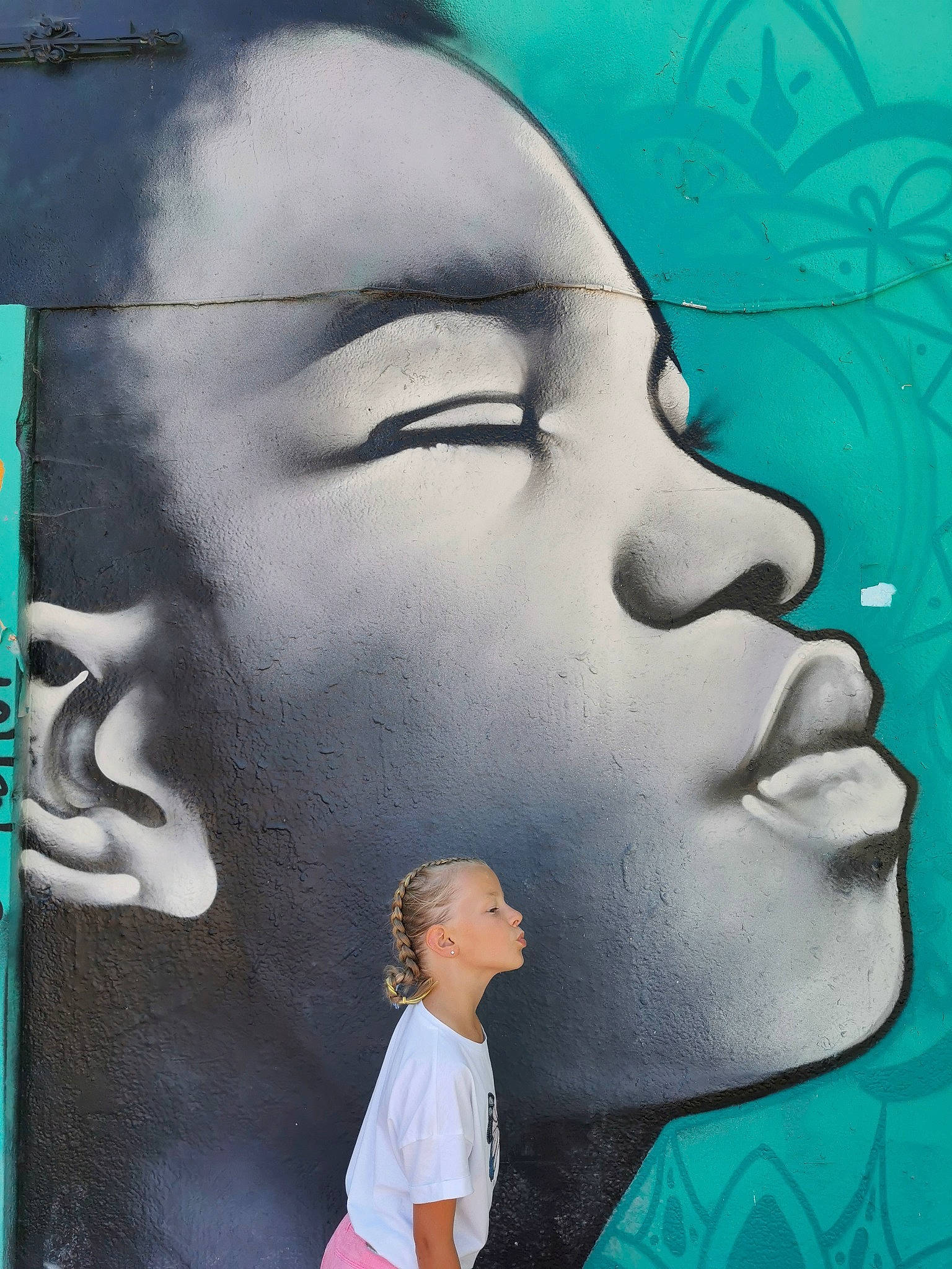 Jonell a rejoint le concours — aidez-le/la à gagner de superbes lots ! art, artist, beauty, blue, cheek, chin, cool, facial_expression, font, forehead, graffiti, hairstyle, illustration, line, mouth, mural, nose, paint, painting, person