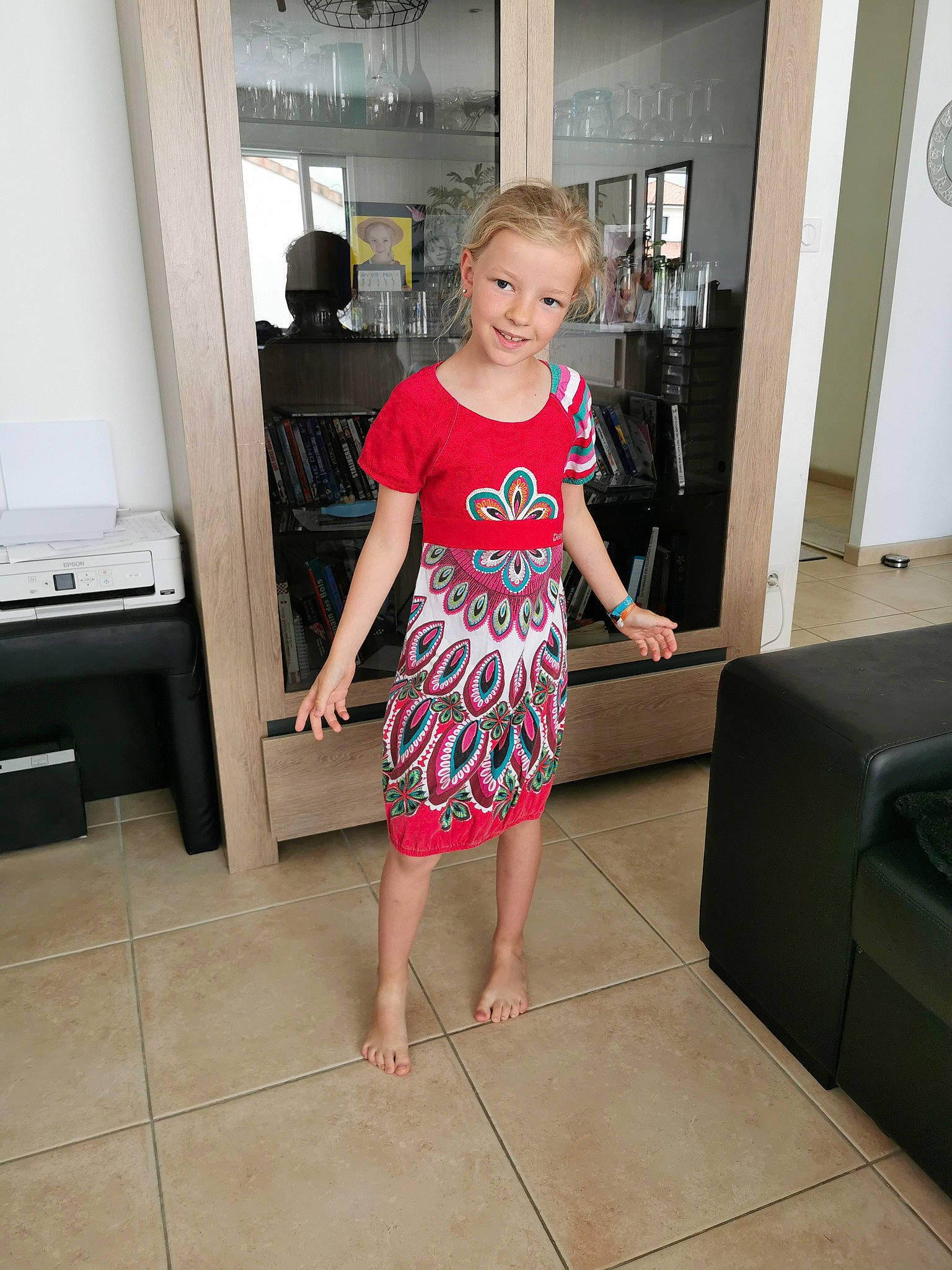 Jonell participe au concours pour gagner de l'argent avec cette photo : barefoot, calf, door, floor, flooring, foot, hand, human_body, human_leg, joint, joy, knee, leg, one_piece_garment, pattern, person, shoulder, sleeve, standing, thigh