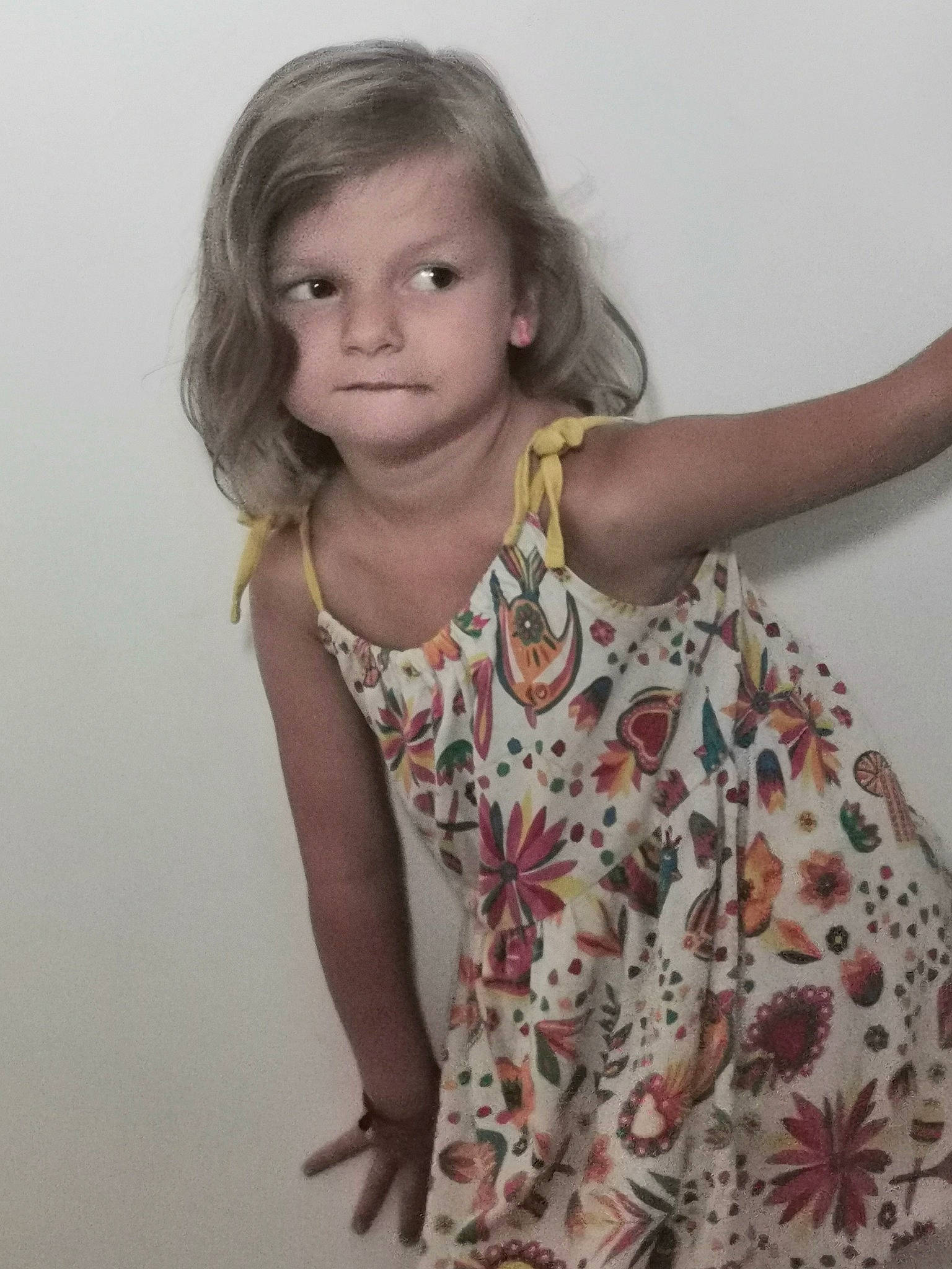 Honorine participe au concours pour gagner de l'argent avec cette photo : arm, cheek, day_dress, elbow, finger, flash_photography, gesture, hand, happy, human_body, iris, joint, neck, one_piece_garment, person, shoulder, skin, sleeve, standing, toddler