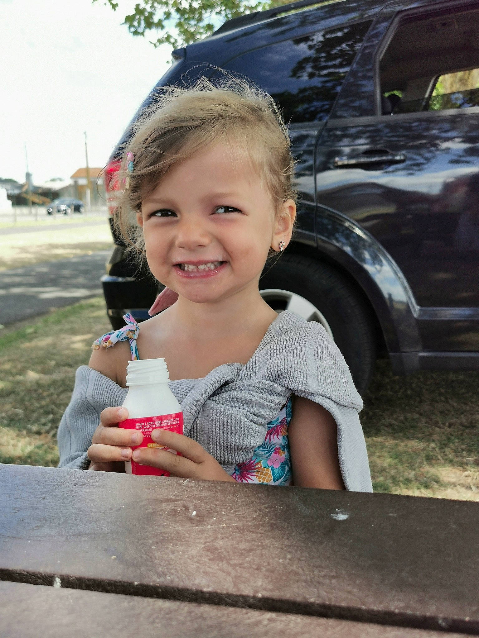 Honorine participe au concours pour gagner de l'argent avec cette photo : automotive_design, automotive_exterior, automotive_lighting, automotive_tire, bumper, car, child, classic_car, cone, drink, family_car, fun, hood, joy, leisure, motor_vehicle, person, smile, tire, toddler