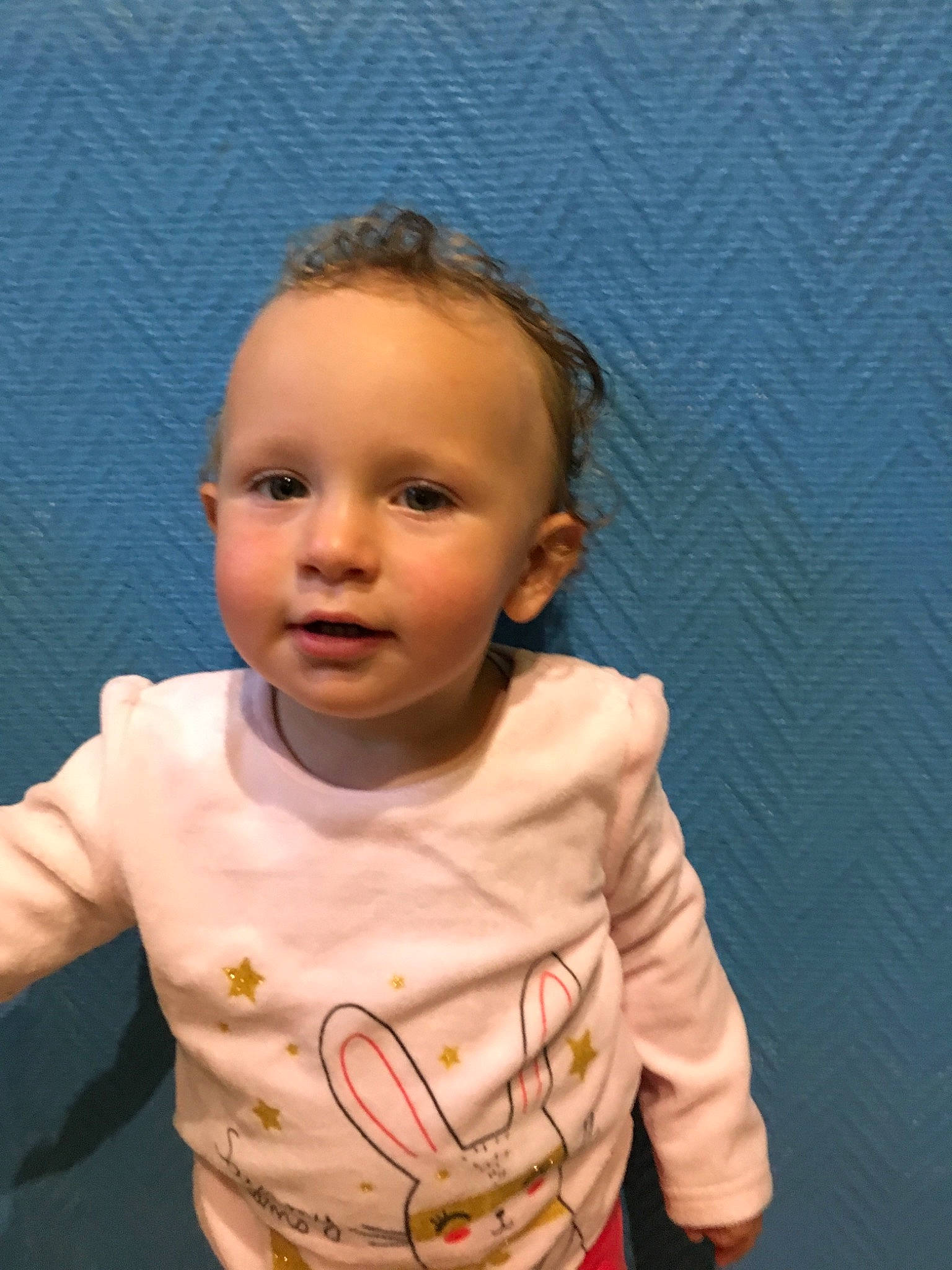 Letty participe au concours pour gagner de l'argent avec cette photo : arm, baby, cheek, child, chin, ear, eye, face, finger, forehead, gesture, head, mouth, neck, nose, person, skin, sleeve, smile, toddler