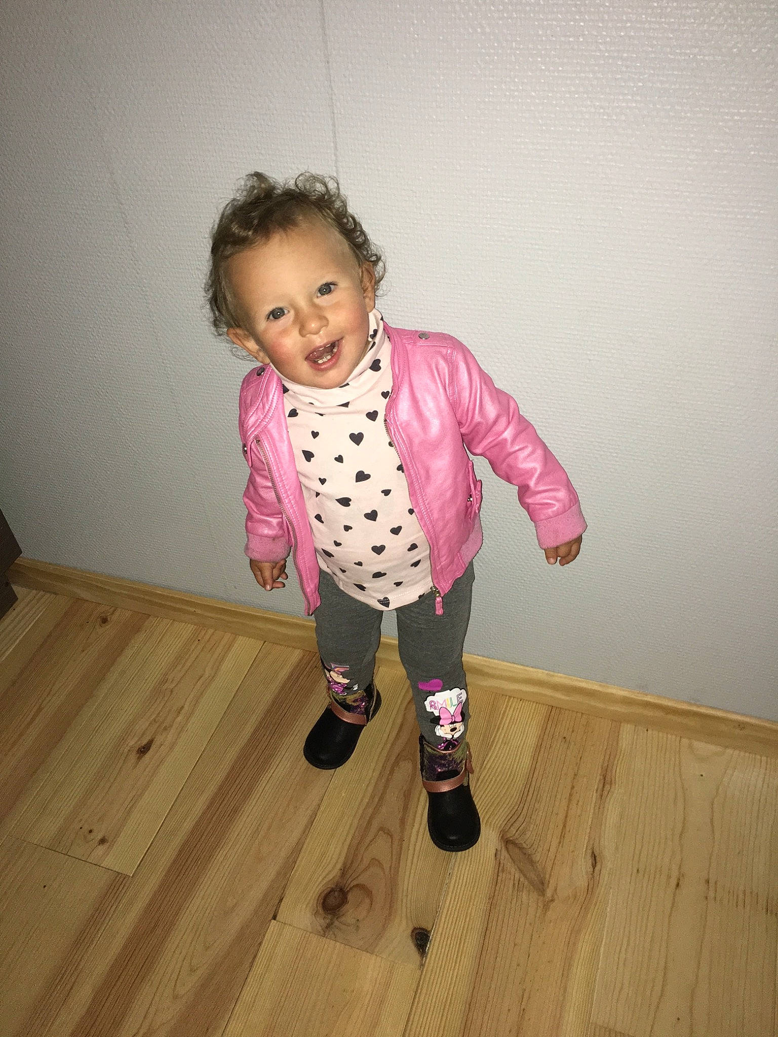 Letty a rejoint le concours — aidez-le/la à gagner de superbes lots ! baby, baby_toddler_clothing, child, floor, flooring, footwear, fun, hardwood, knee, leg, outerwear, pattern, person, pink, play, shoe, sleeve, standing, t_shirt, toddler