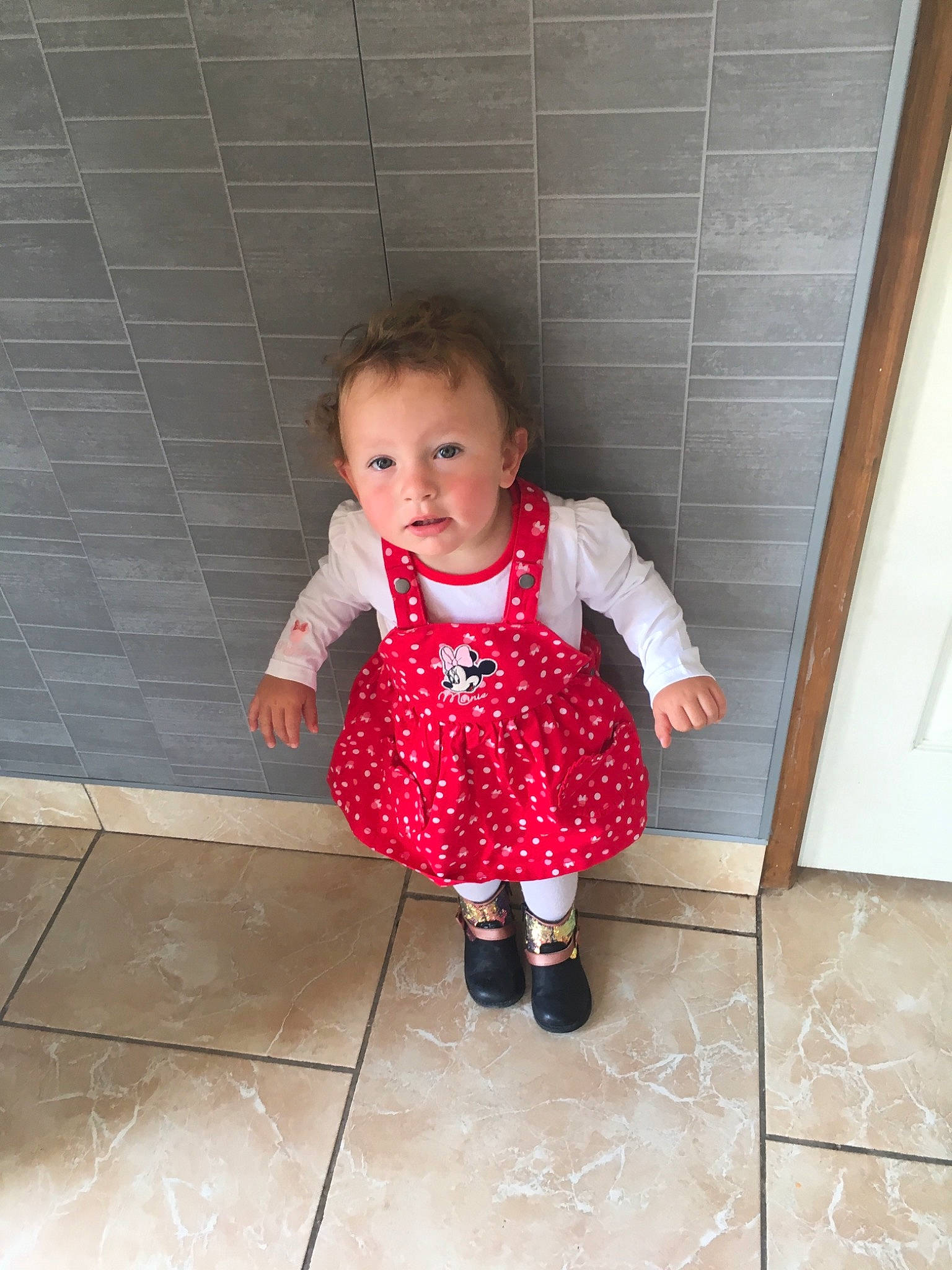 Letty a rejoint le concours — aidez-le/la à gagner de superbes lots ! child, floor, flooring, pattern, person, shoe, standing, toddler