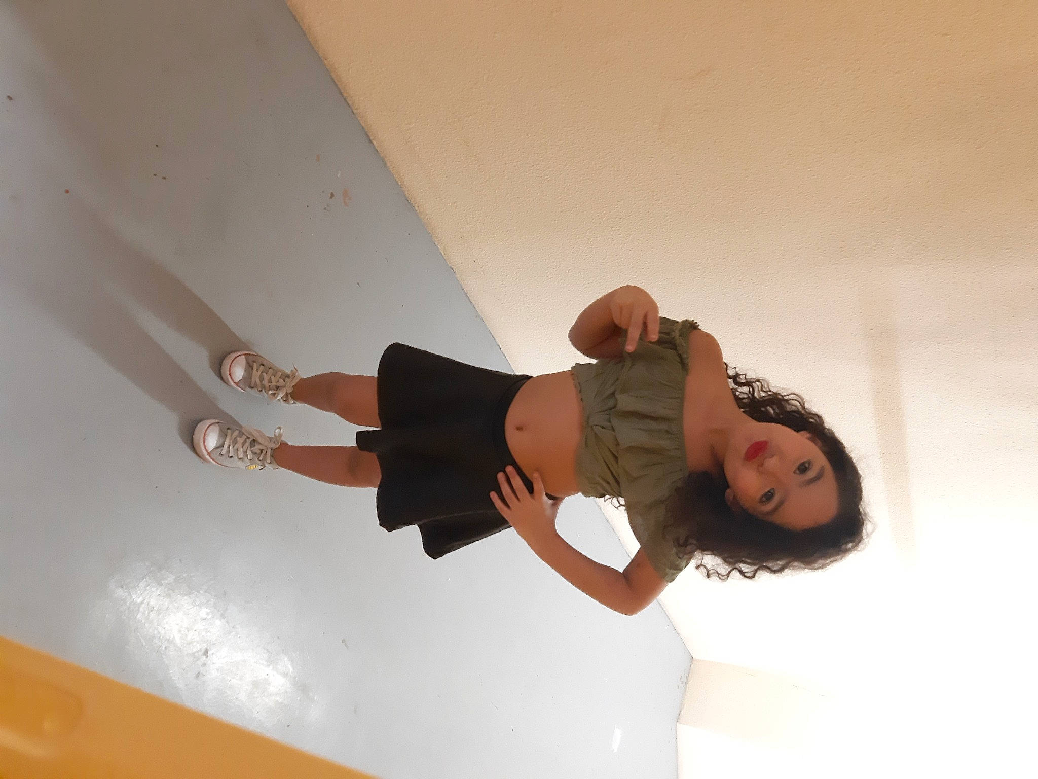 Siwar participe au concours pour gagner de l'argent avec cette photo : arm, balance, ceiling, cleanliness, comfort, elbow, fashion_design, flooring, fun, gesture, hip, human_leg, joint, knee, leg, person, sandal, thigh, trunk, waist