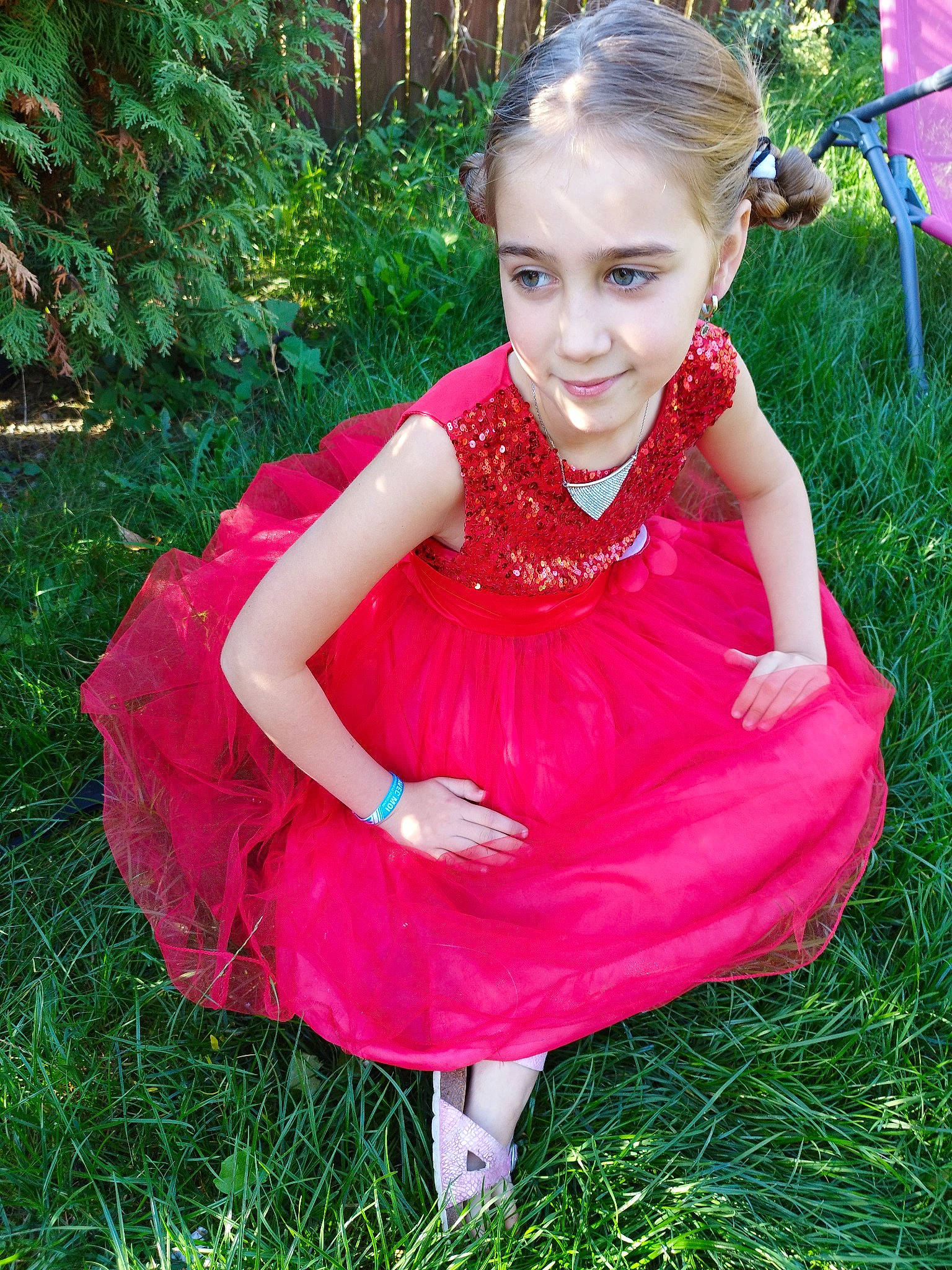 Naomie a rejoint le concours — aidez-le/la à gagner de superbes lots ! blond, day_dress, dress, event, eye, flash_photography, formal_wear, grass, hairstyle, hand, happy, headpiece, human_leg, jewellery, joy, magenta, people_in_nature, person, pink, plant