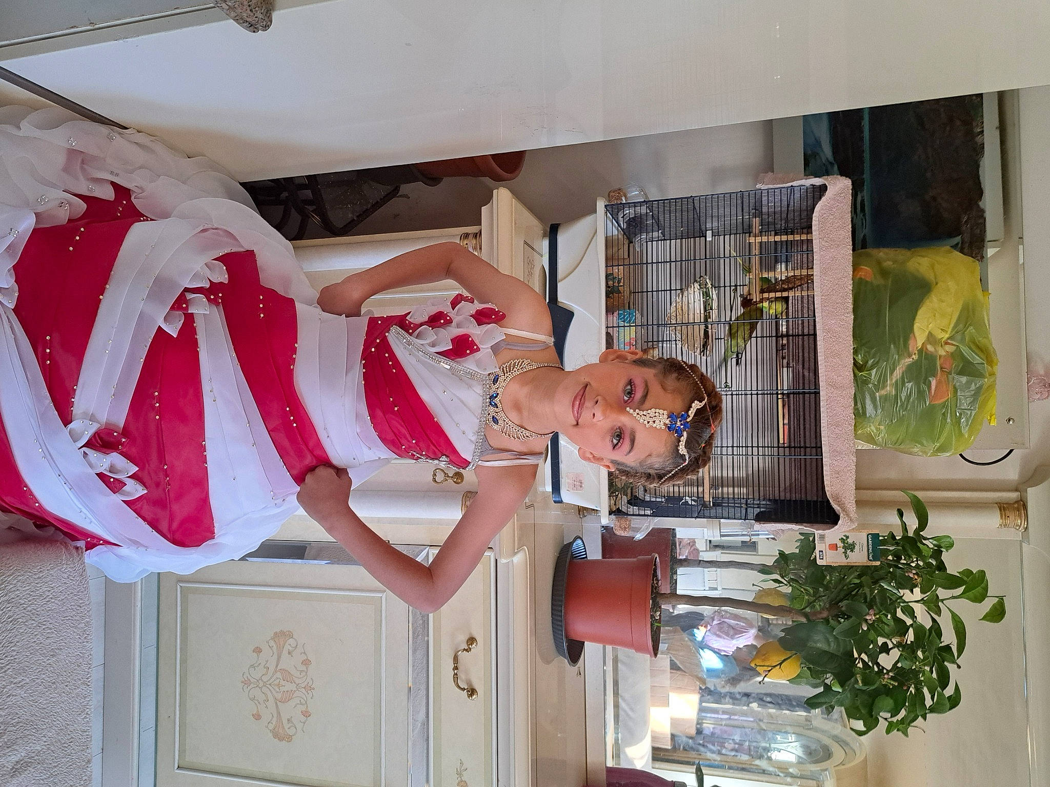 Selena a rejoint le concours — aidez-le/la à gagner de superbes lots ! art, carmine, fashion_design, flower, flowerpot, houseplant, joy, peach, person, plant, room, visual_arts