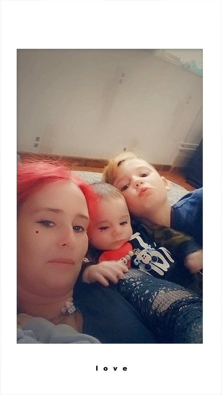 Maylone a rejoint le concours — aidez-le/la à gagner de superbes lots ! baby, child, cloud, comfort, face, flash_photography, fun, happy, love, person, photo_caption, portrait, portrait_photography, selfie, sitting, sky, snapshot, square, stock_photography, t_shirt