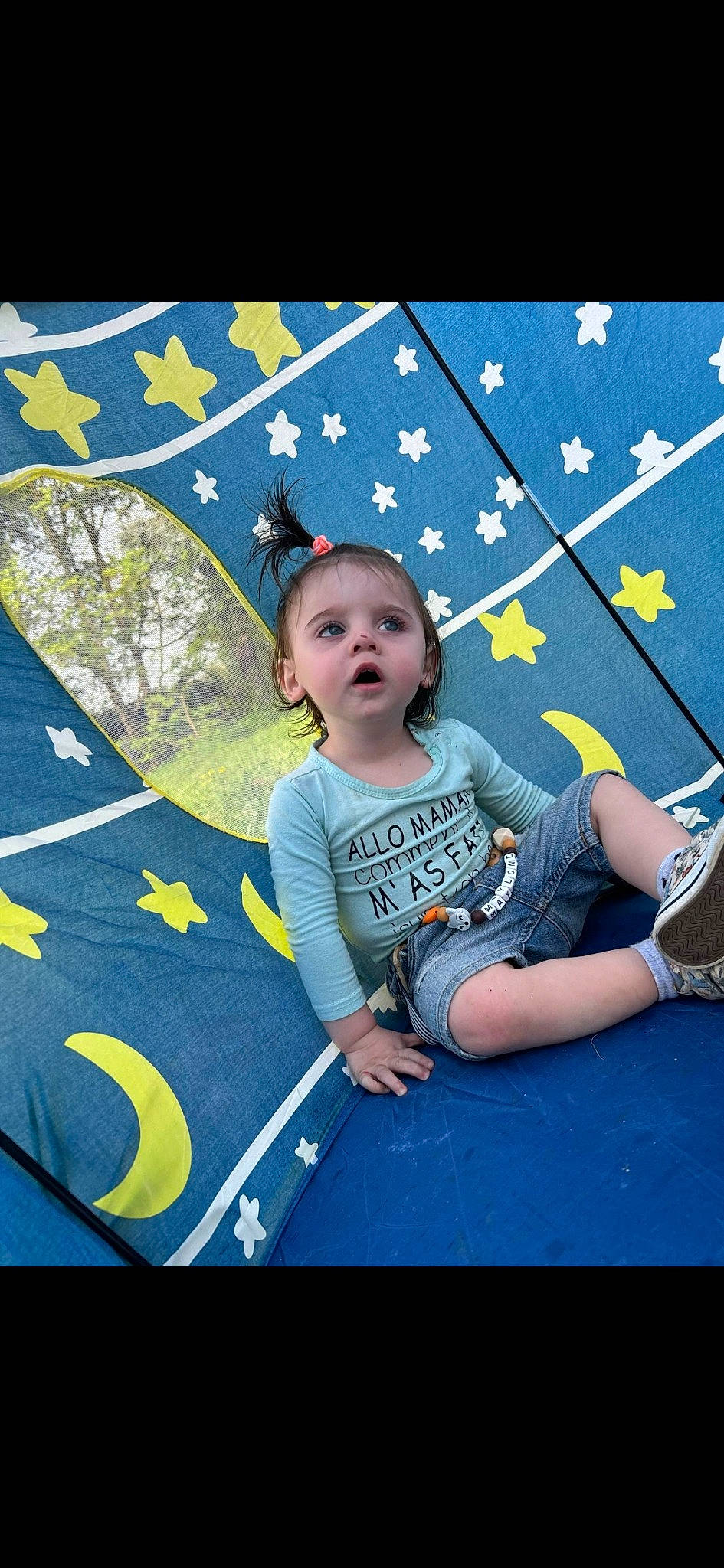 Maylone a rejoint le concours — aidez-le/la à gagner de superbes lots ! azure, baby_toddler_clothing, child, denim, electric_blue, flash_photography, fun, grass, happy, leisure, nature, pattern, people_in_nature, person, shorts, sky, sleeve, space, surprise, t_shirt