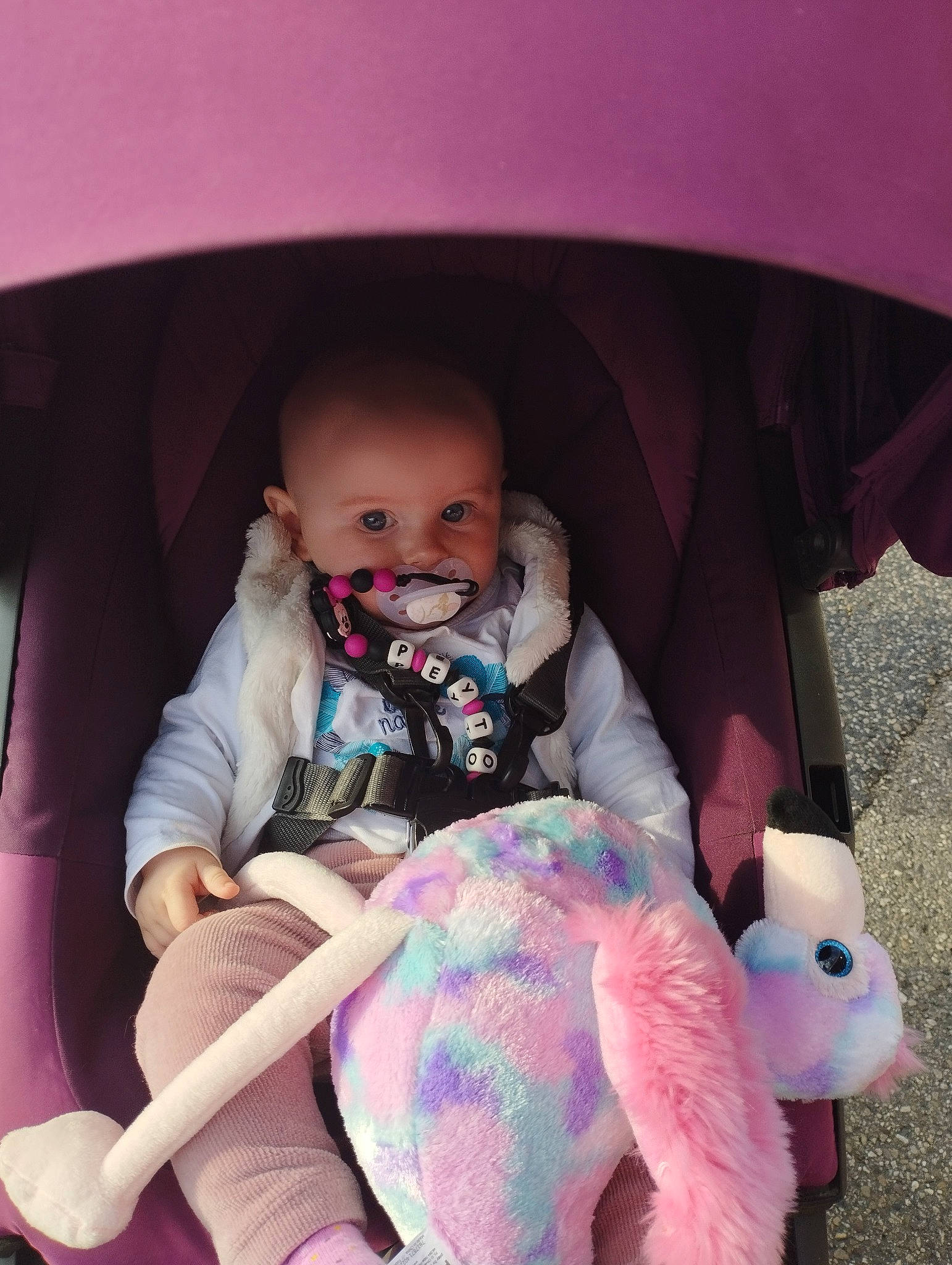 Peyton a rejoint le concours — aidez-le/la à gagner de superbes lots ! baby, baby_carriage, baby_toddler_clothing, cheek, child, comfort, face, finger, head, iris, lap, mouth, person, personal_protective_equipment, pink, product, purple, seat_belt, skin, toddler