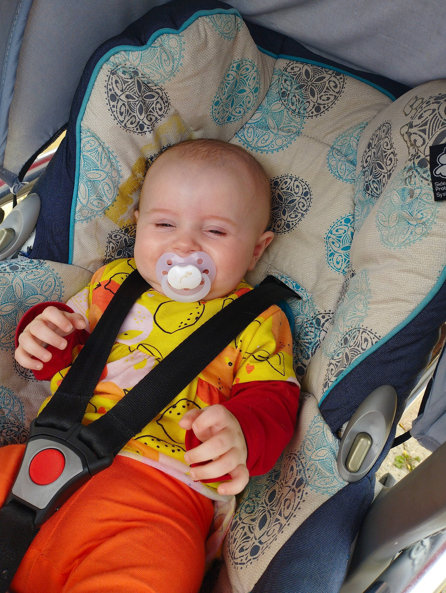 Peyton a rejoint le concours — aidez-le/la à gagner de superbes lots ! baby, baby_carriage, baby_in_car_seat, baby_products, baby_toddler_clothing, car_seat, chair, cheek, comfort, eye, happy, head, iris, lap, mouth, person, product, skin, smile, textile