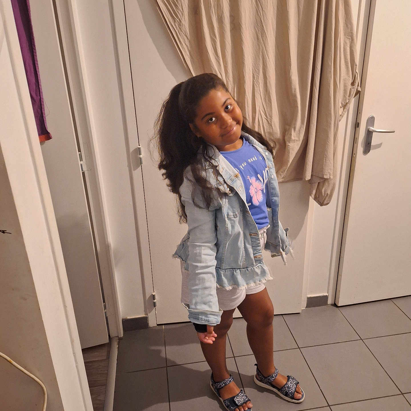 Alyssa a rejoint le concours — aidez-le/la à gagner de superbes lots ! child, clothing, coat, door, face, female, footwear, girl, glove, highheel, indoors, jacket, jeans, longsleeve, pants, person, sandal, shoe, shorts, sleeve