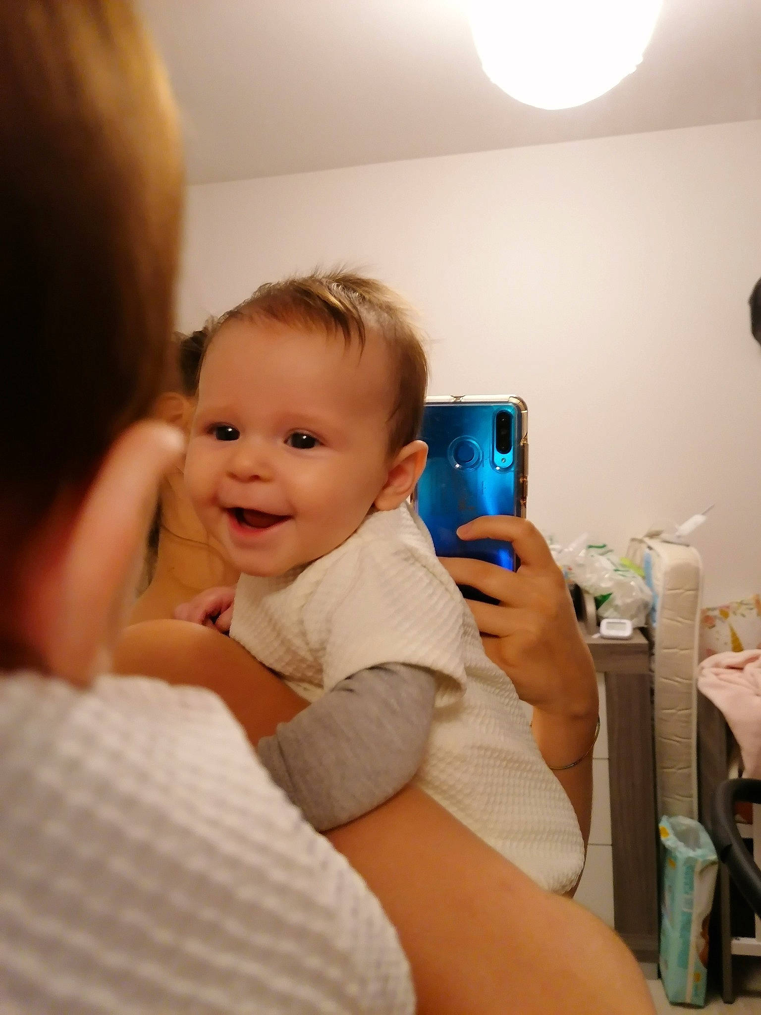 Maëlys participe au concours pour gagner de l'argent avec cette photo : abdomen, arm, baby, child, comfort, elbow, finger, fun, gesture, happy, iris, joy, person, plastic_bottle, shoulder, sitting, skin, smile, thigh, thumb