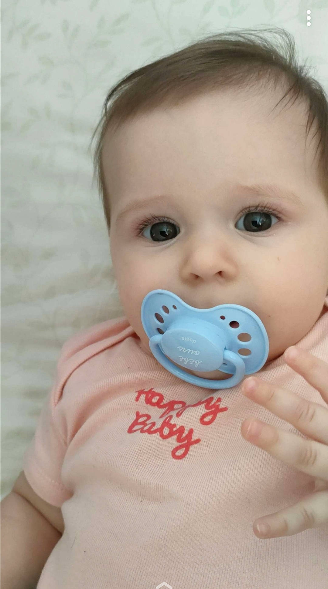 Maëlys a rejoint le concours — aidez-le/la à gagner de superbes lots ! arm, baby, baby_toddler_clothing, cheek, chin, drinkware, ear, eyebrow, eyelash, face, finger, forehead, gesture, happy, iris, lip, mouth, nose, person, skin