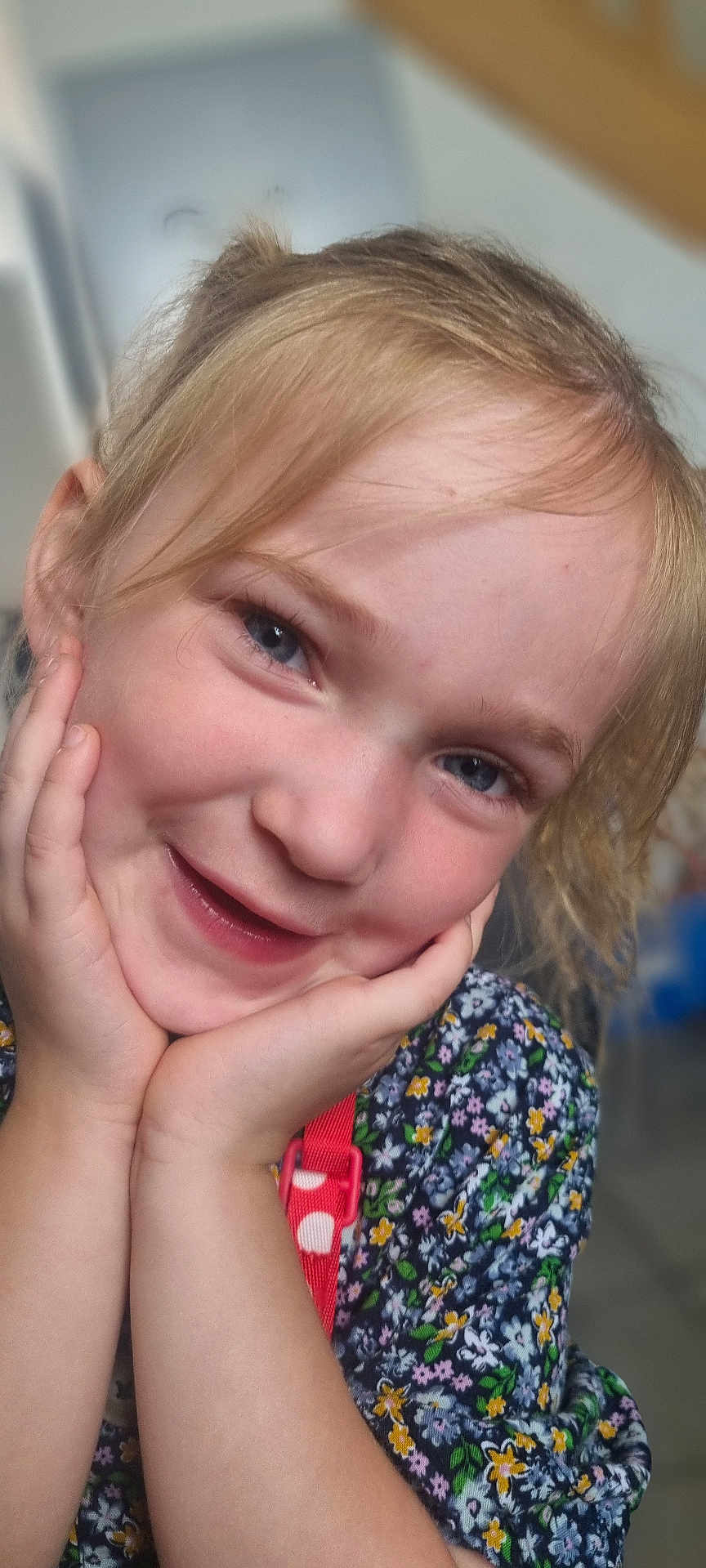Romane a rejoint le concours — aidez-le/la à gagner de superbes lots ! child, girl, smiling, face, hands, blue_eyes, blonde_hair, floral_dress, portrait, cute, happy, indoors, closeup, person, young, innocence, joy, skin, expression, casual