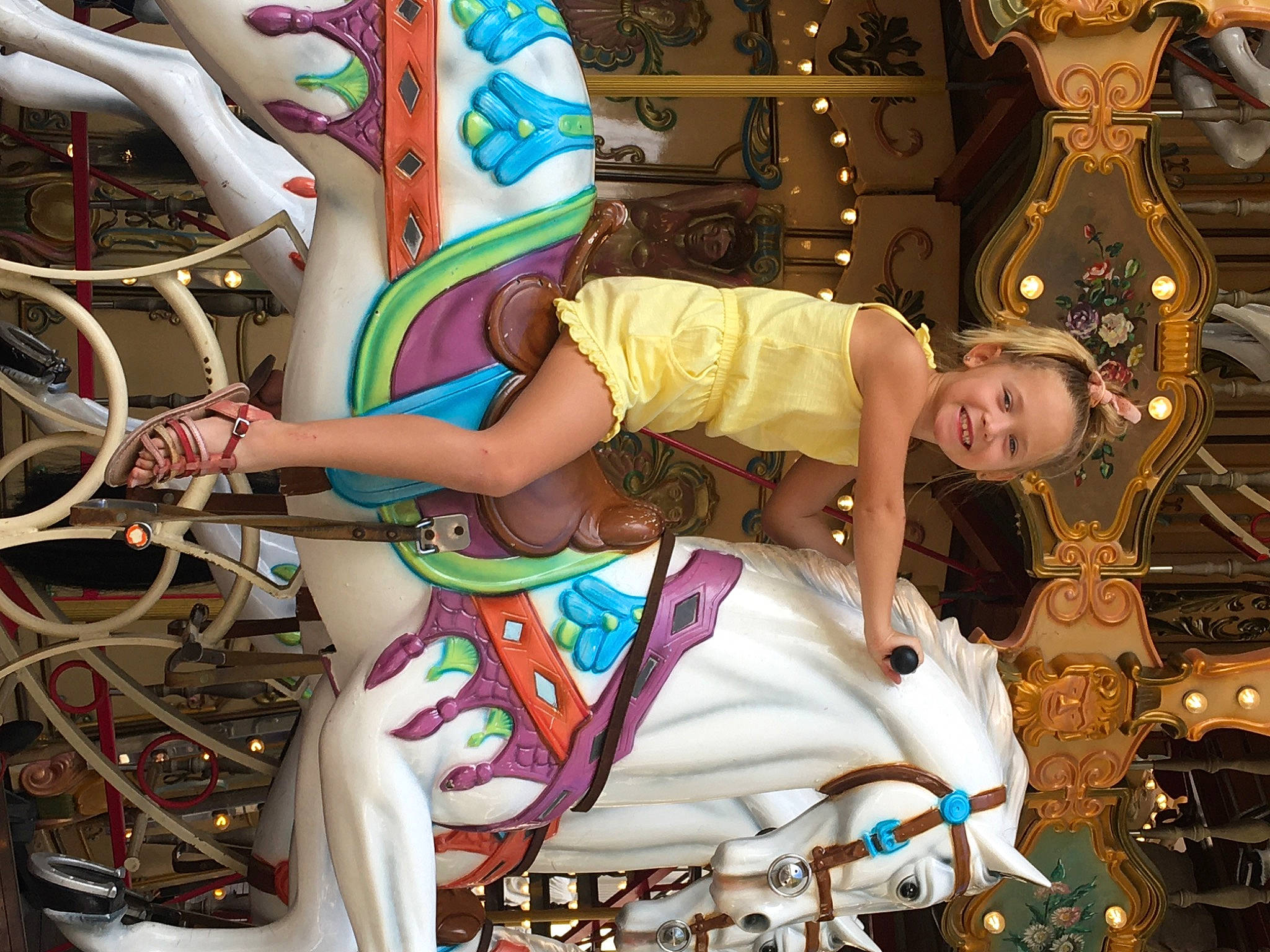 Lilly a rejoint le concours — aidez-le/la à gagner de superbes lots ! child, entertainment, event, fashion_accessory, fun, head, human, human_body, human_leg, jewellery, joy, leisure, pattern, person, photograph, pink, recreation, sandal, smile, thigh