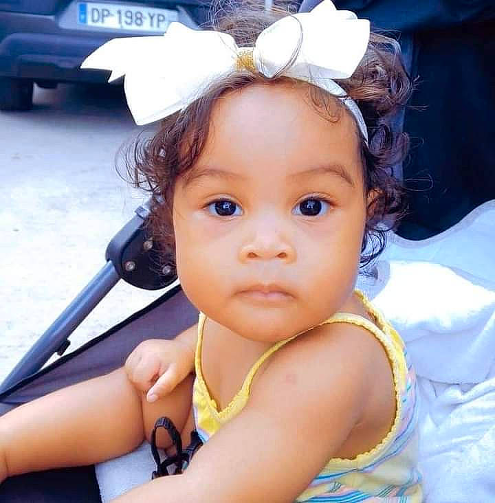 Keissy a rejoint le concours — aidez-le/la à gagner de superbes lots ! baby, baby_toddler_clothing, bridal_accessory, child, eye, eyelash, fashion_accessory, fun, grass, hair_accessory, happy, head, headband, headpiece, iris, jewellery, person, petal, skin, toddler