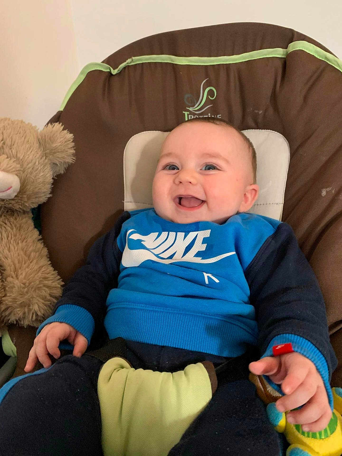 Ayden a rejoint le concours — aidez-le/la à gagner de superbes lots ! baby, babylaughing, chair, clothing, couch, cushion, face, furniture, happy, head, homedecor, newborn, pants, person, photography, portrait, sitting, t_shirt, teddybear, toy