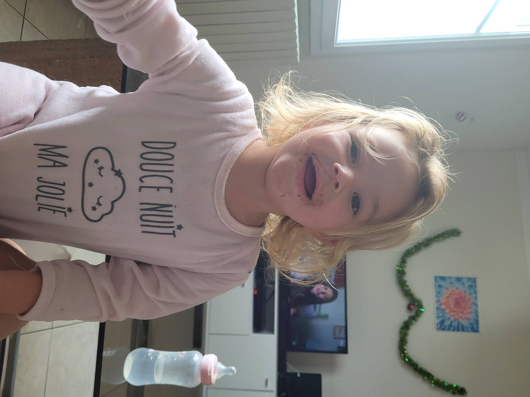 Charlay a rejoint le concours — aidez-le/la à gagner de superbes lots ! elbow, eyelash, fun, gesture, happy, human_leg, joint, joy, knee, person, room, sleeve, smile, sportswear, t_shirt, thumb, toddler, window, wrist