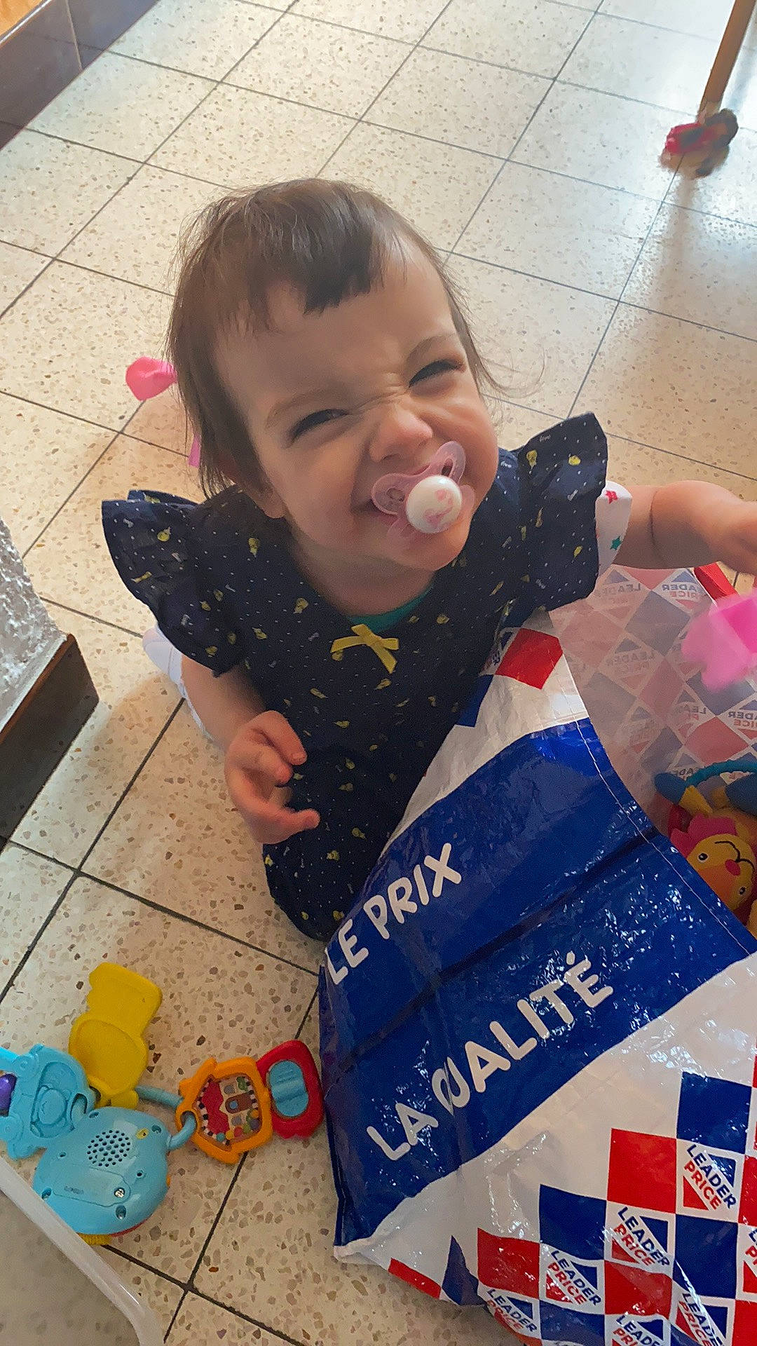 Alina participe au concours pour gagner de l'argent avec cette photo : baby, carmine, child, design, finger, flooring, fun, happy, nail, pattern, person, play, road_surface, sand, sitting, sleeve, smile, thumb, toddler, vacation