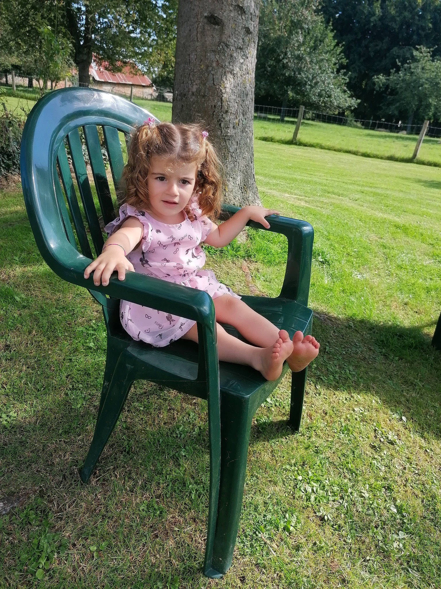 Krystal participe au concours pour gagner de l'argent avec cette photo : chair, comfort, fun, furniture, grass, grass_family, happy, lap, lawn, leaf, leisure, magenta, outdoor_furniture, people_in_nature, person, plant, recreation, sitting, smile, tree