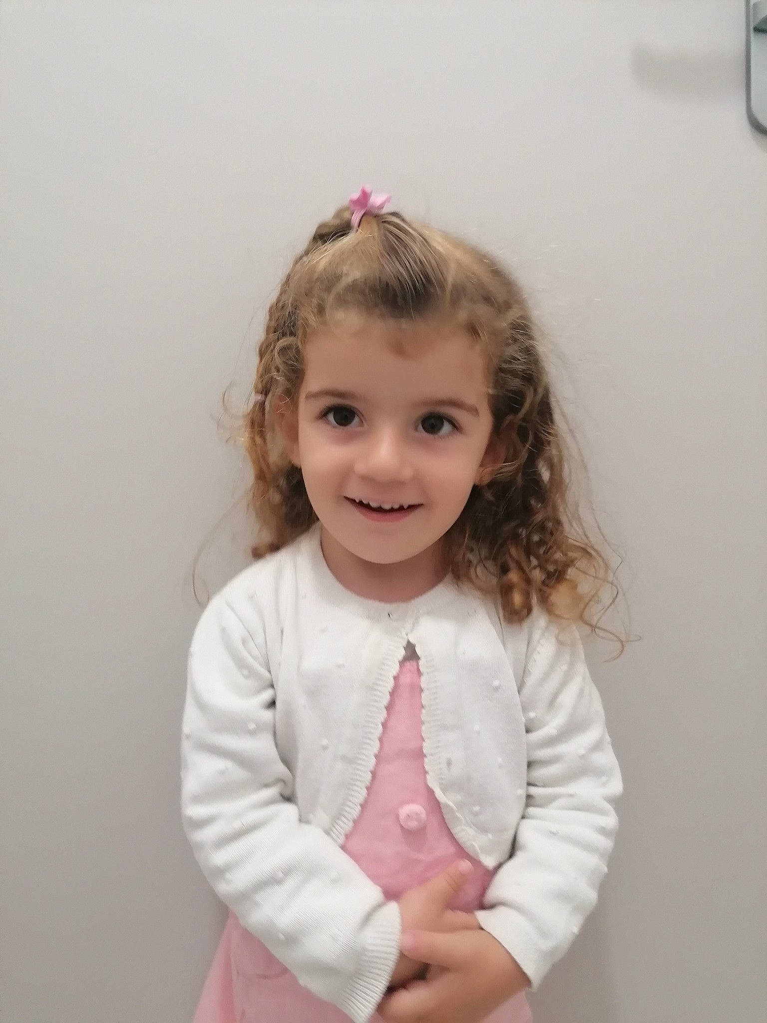 Krystal a rejoint le concours — aidez-le/la à gagner de superbes lots ! baby_toddler_clothing, cheek, child, eye, eyelash, face, gesture, hair, hairstyle, happy, human_body, joy, lip, magenta, neck, person, pink, skin, sleeve, smile