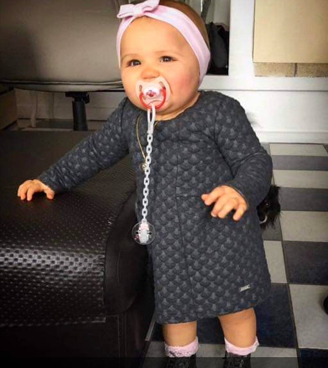 Chelsie a rejoint le concours — aidez-le/la à gagner de superbes lots ! baby, child, clothing, headgear, headwear, outerwear, person, sleeve, toddler