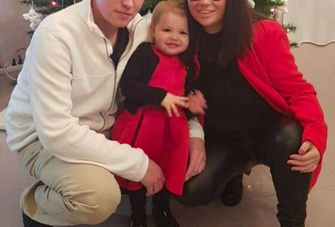 Chelsie a rejoint le concours — aidez-le/la à gagner de superbes lots ! child, christmas, event, facial_expression, family, formal_wear, fun, happy, headwear, holiday, joy, lap, laugh, leg, outerwear, people, person, photography, sitting, smile