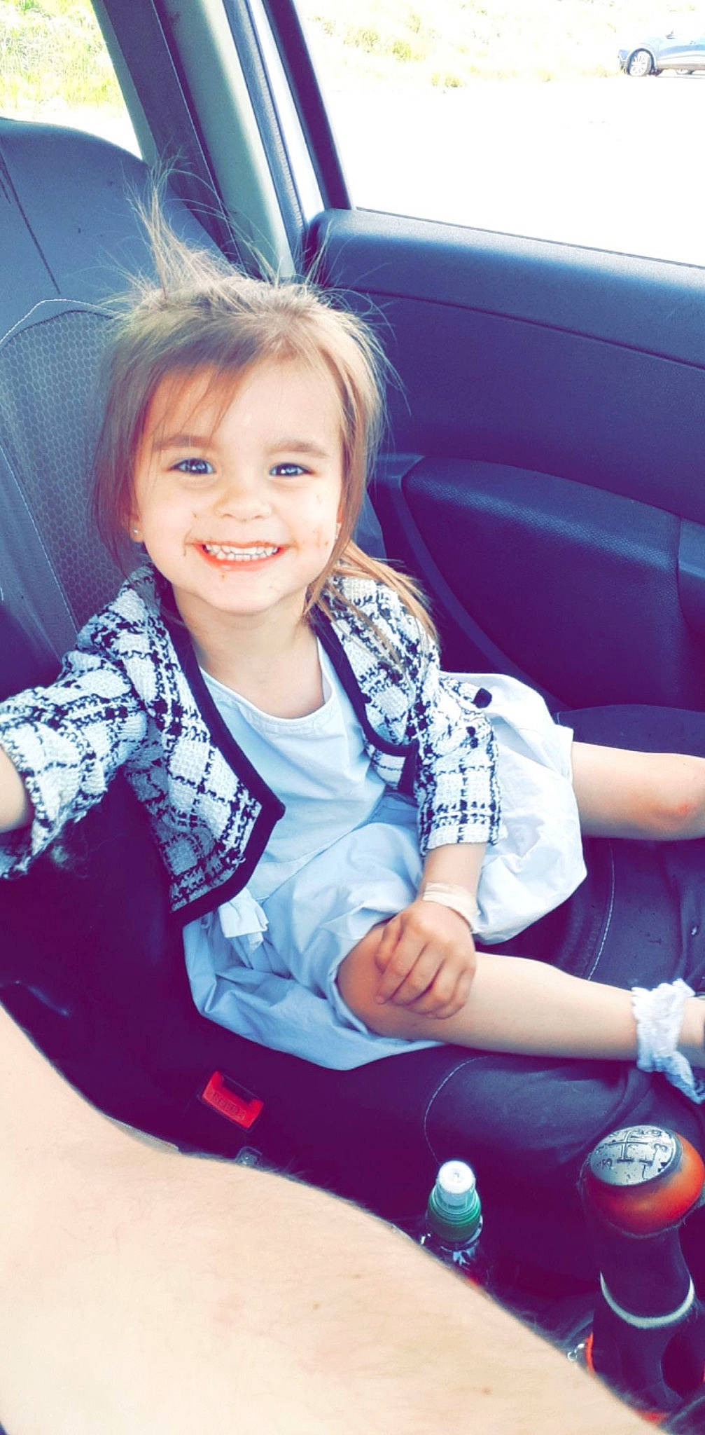 Eléonore participe au concours pour gagner de l'argent avec cette photo : automotive_design, automotive_tire, chair, cool, eye, face, facial_expression, finger, hair, hairstyle, happy, human, joy, leisure, motor_vehicle, person, product, skin, smile, t_shirt