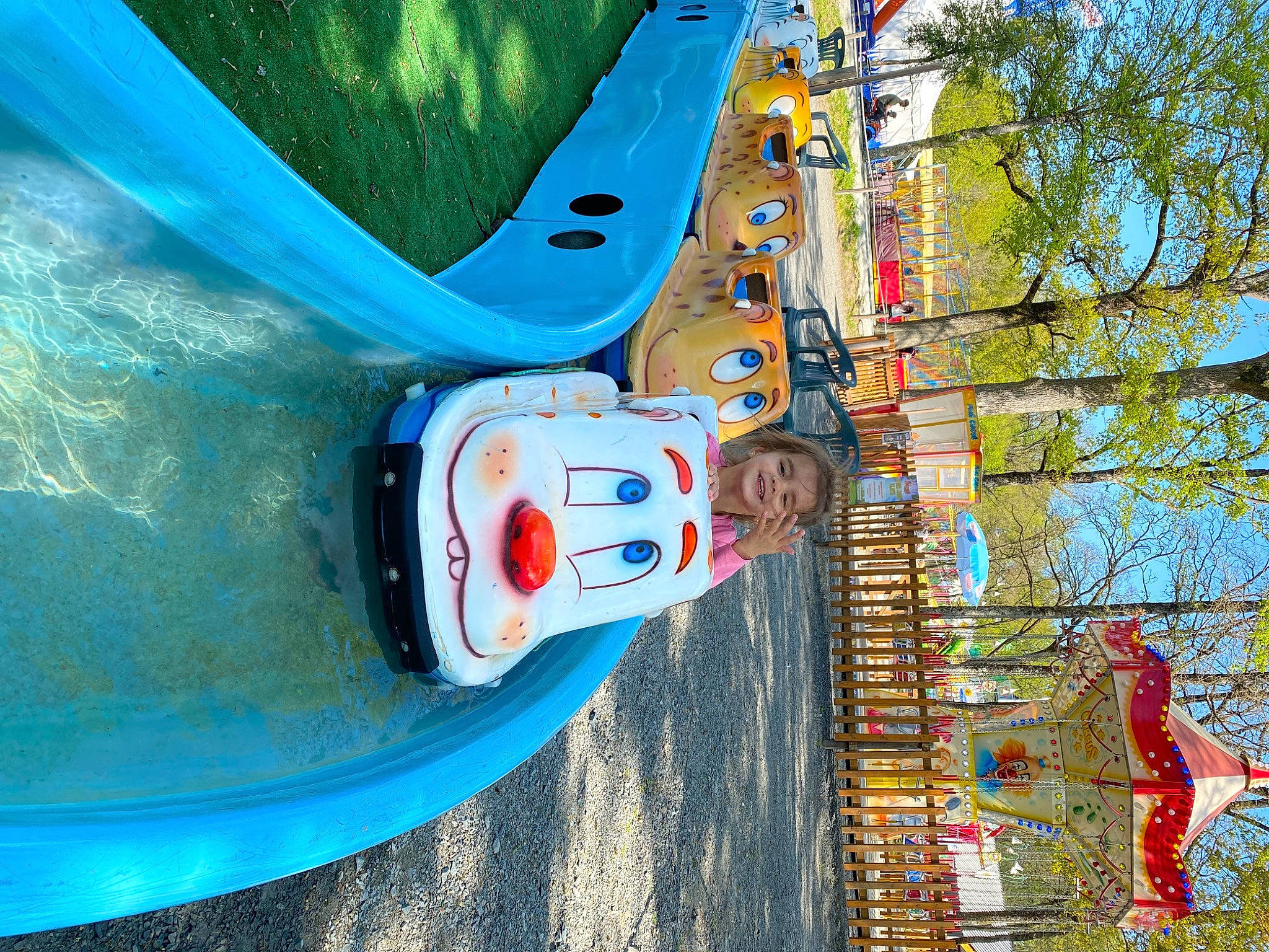 Eléonore a rejoint le concours — aidez-le/la à gagner de superbes lots ! amusement_ride, art, automotive_exterior, bumper, chute, city, electric_blue, fun, hood, joy, leisure, motor_vehicle, outdoor_play_equipment, person, playground, playground_slide, recreation, smile, toddler, tree