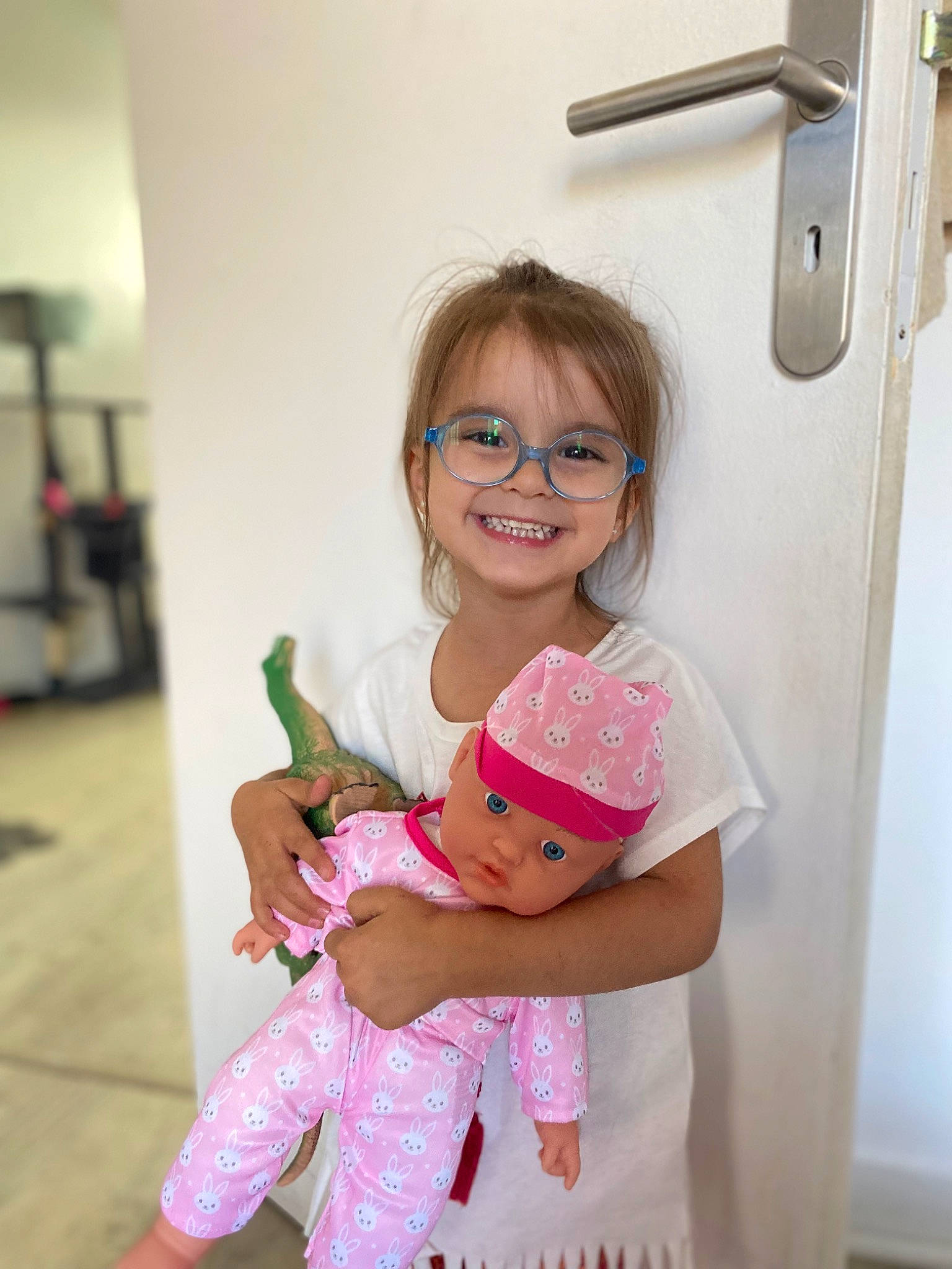Eléonore participe au concours pour gagner de l'argent avec cette photo : baby, baby_toddler_clothing, cheek, dress, facial_expression, finger, fun, gesture, glasses, happy, headwear, human_body, joint, joy, magenta, person, pink, shoulder, skin, smile