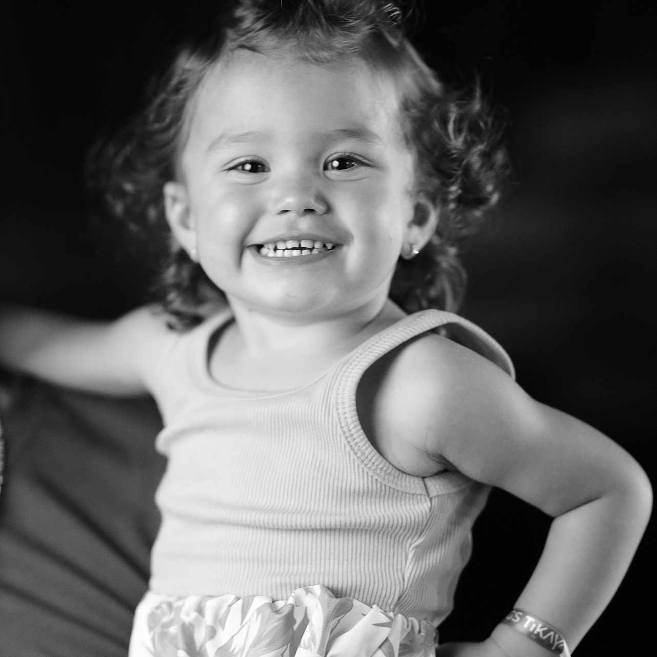 Malya participe au concours pour gagner de l'argent avec cette photo : accessories, baby, bodypart, bracelet, clothing, dress, face, finger, hand, happy, head, jewelry, laughing, mouth, person, photography, portrait, shorts, smile, teeth