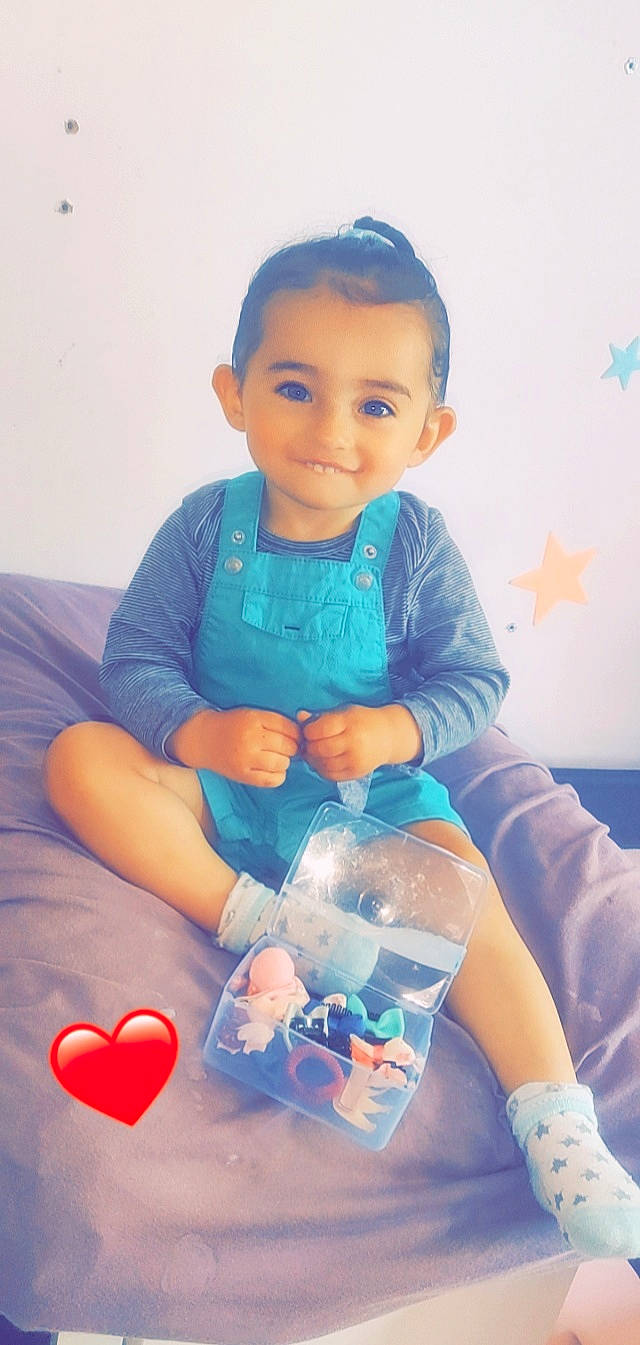 Wendy participe au concours pour gagner de l'argent avec cette photo : azure, baby_toddler_clothing, blue, doll, electric_blue, finger, fun, happy, human_leg, joy, organ, person, pink, plastic, plastic_bottle, shorts, skin, sleeve, smile, thigh
