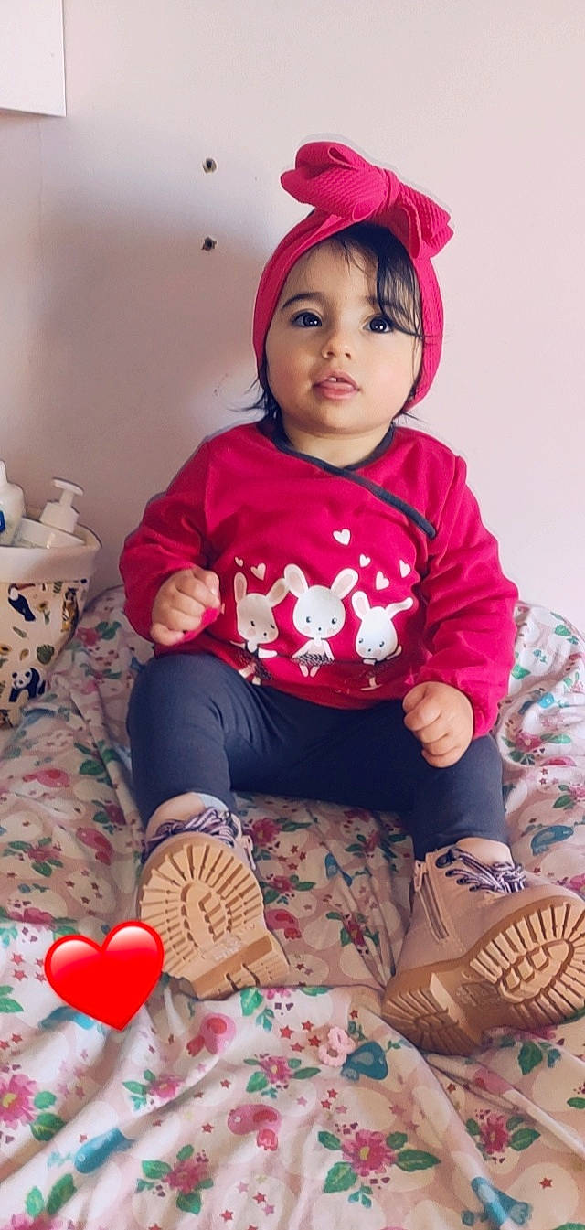 Wendy a rejoint le concours — aidez-le/la à gagner de superbes lots ! baby, baby_toddler_clothing, child, face, happy, lap, mammal, pattern, people, person, pink, plant, purple, red, sleeve, sock, t_shirt, textile, thigh, toddler