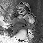 Ambre participe au concours pour gagner de l'argent avec cette photo : baby, sleeping, infant, black_and_white, carpet, clothing, hat, socks, hands, face, newborn, cozy, resting, cute, soft, indoor, portrait, child, peaceful, lying_down