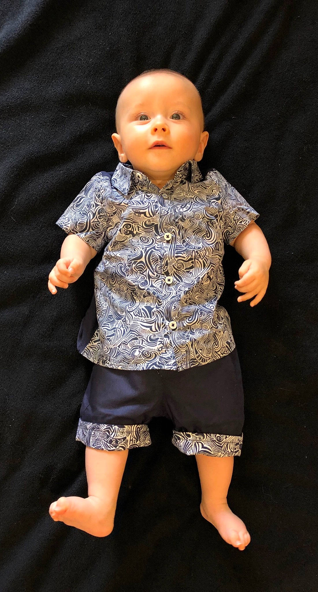 Maëlan participe au concours pour gagner de l'argent avec cette photo : baby_toddler_clothing, chin, dress_shirt, face, fashion_design, gesture, human_body, knee, neck, person, shoulder, sleeve, sportswear, t_shirt, textile, thigh, toddler, trunk, waist, white