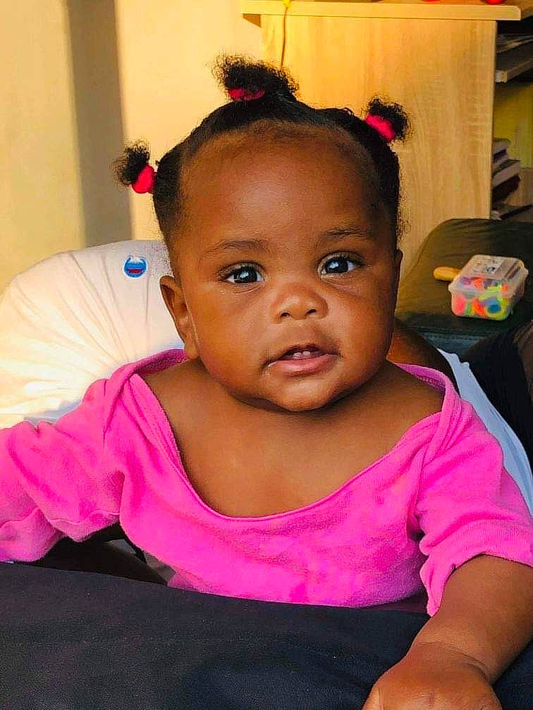 Joya a rejoint le concours — aidez-le/la à gagner de superbes lots ! baby, black_hair, cheek, child, ear, eyebrow, face, forehead, hair, hairstyle, head, lip, neck, nose, person, pink, skin, smile, toddler