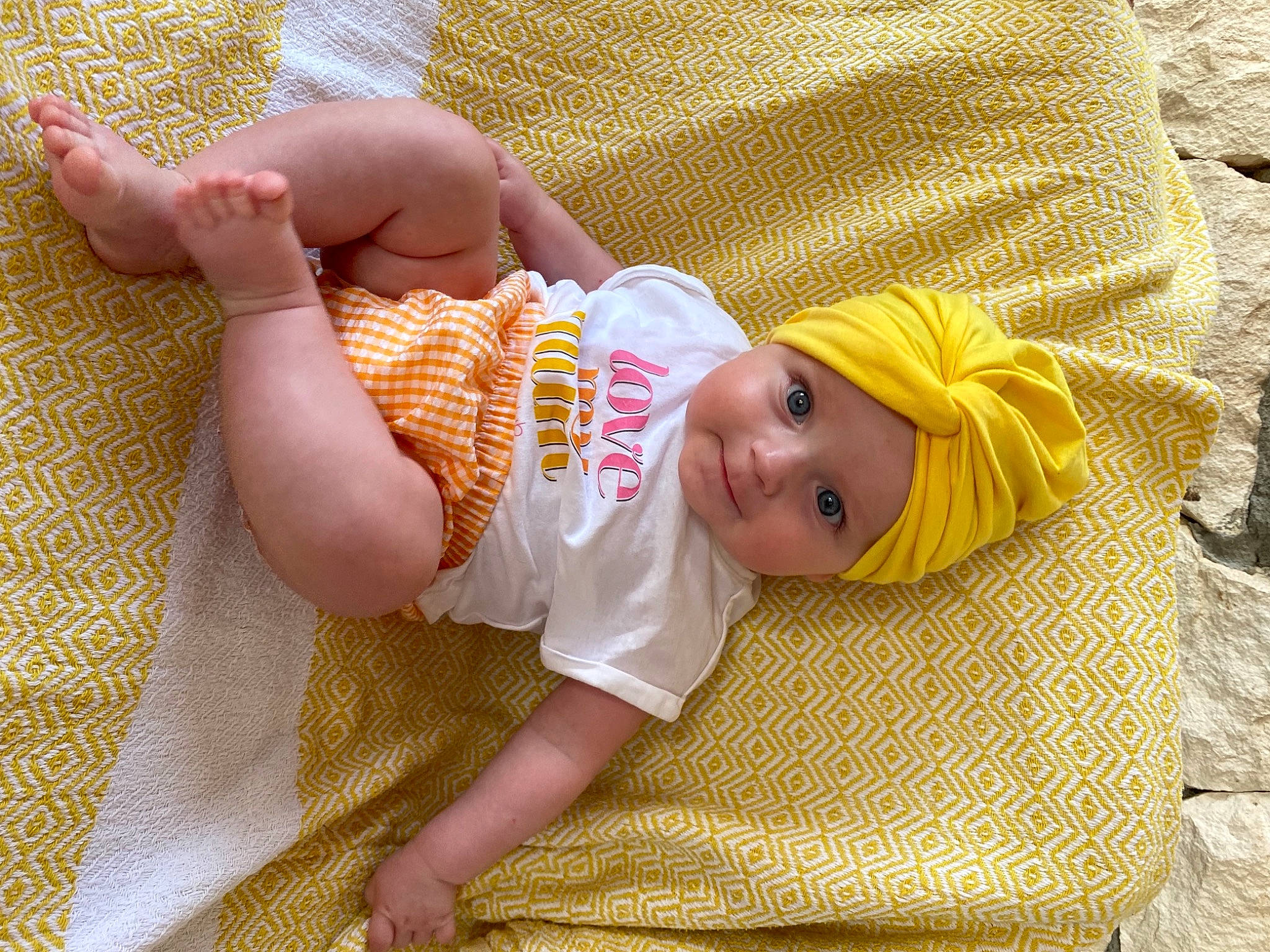 Louisa participe au concours pour gagner de l'argent avec cette photo : baby, baby_products, baby_toddler_clothing, comfort, eye, finger, grass, happy, head, headwear, human_body, linens, pattern, person, skin, sleeve, smile, sunglasses, textile, thumb