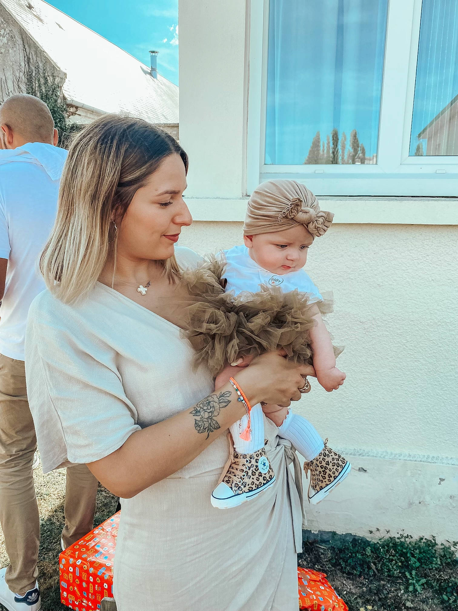 Louisa participe au concours pour gagner de l'argent avec cette photo : blond, blue, ceremony, child, event, facial_expression, fun, grass, happy, headwear, human, jewellery, leisure, necklace, person, recreation, shoulder, sitting, t_shirt, toddler